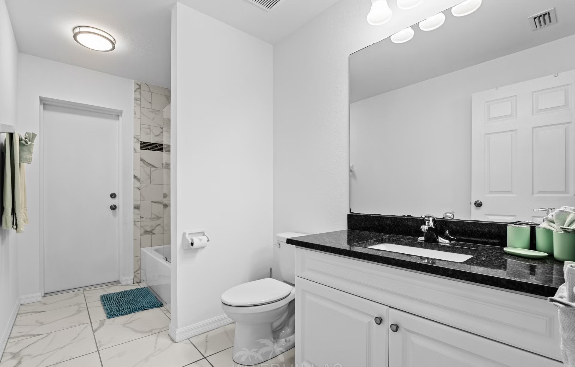 Moderne Villa am Süßwasserkanal mit Salzwasserpool und Spa.