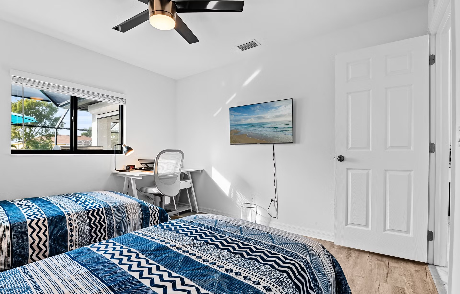 Moderne Villa am Süßwasserkanal mit Salzwasserpool und Spa.