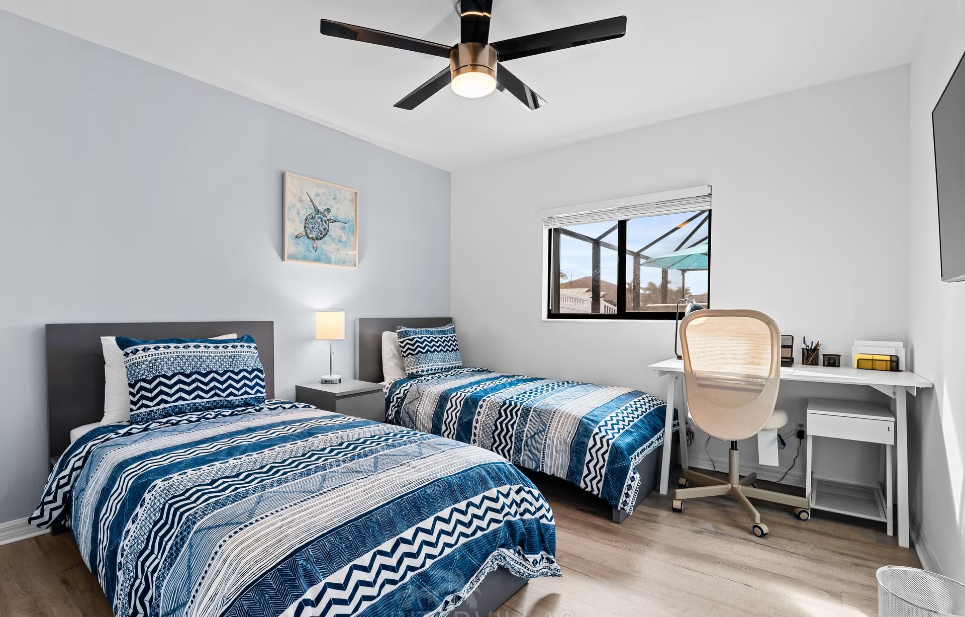 Moderne Villa am Süßwasserkanal mit Salzwasserpool und Spa.