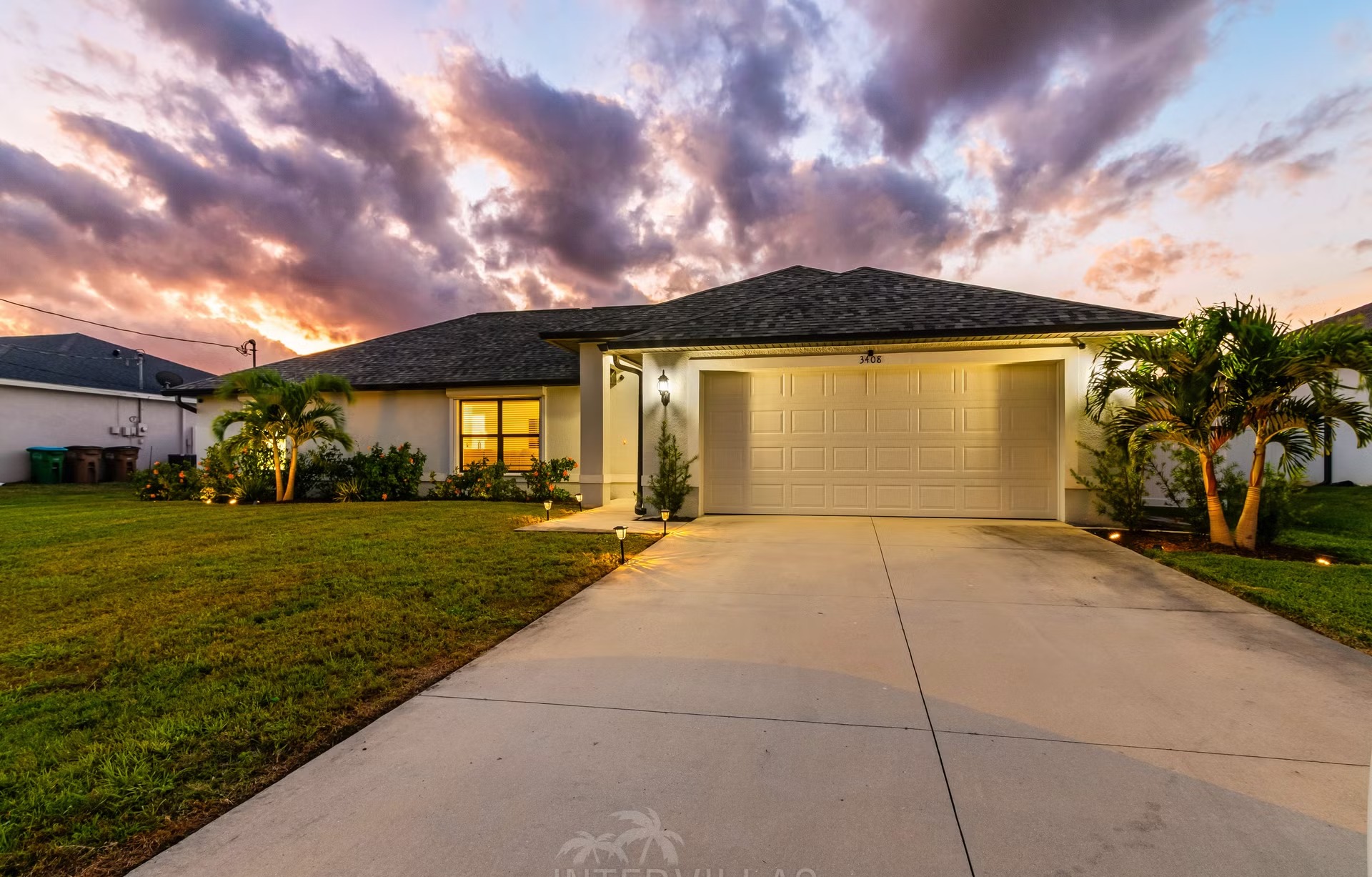 Außenansicht der modernen Villa am Süßwasserkanal mit Salzwasserpool, Spa und Wasserblick.