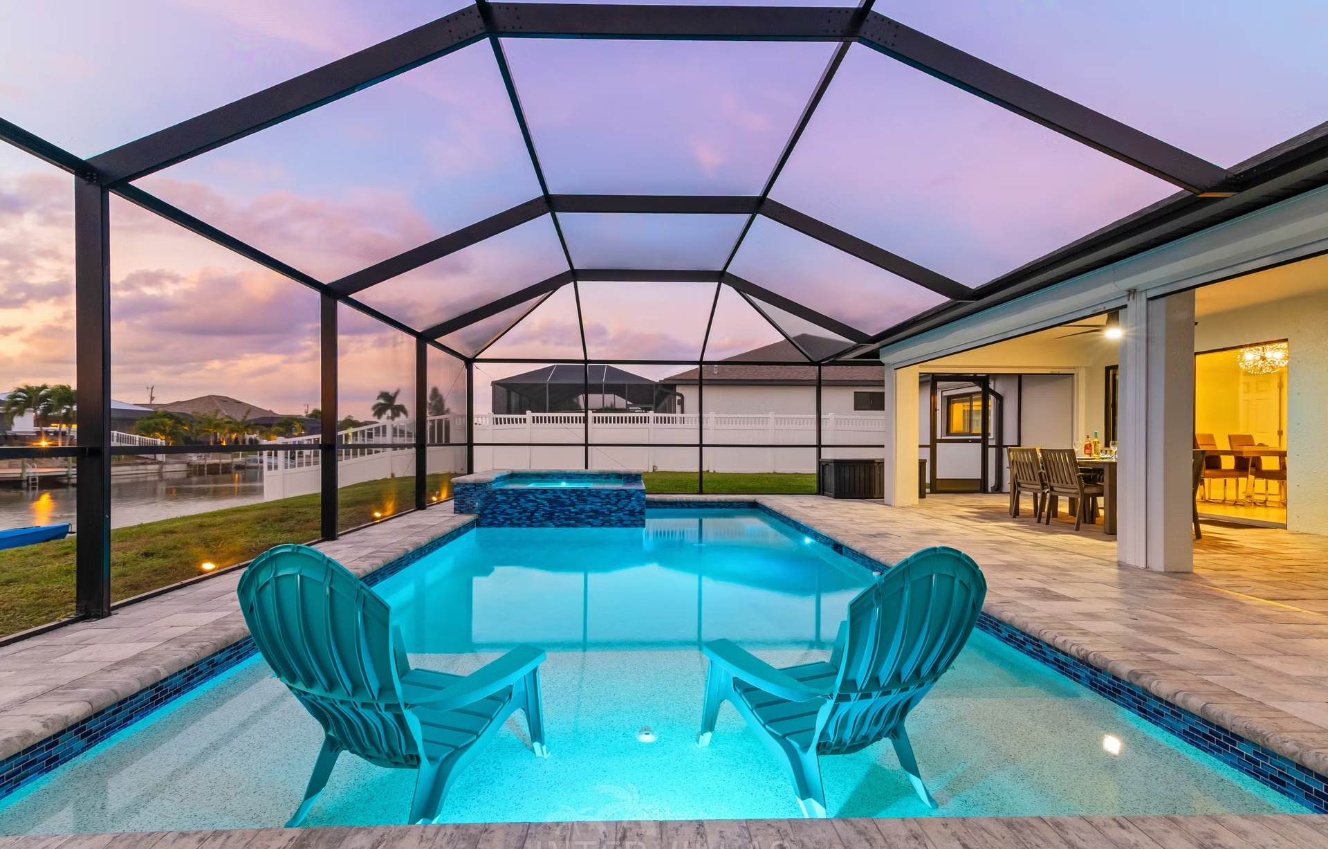 Moderne Villa am Süßwasserkanal mit Salzwasserpool und Spa.