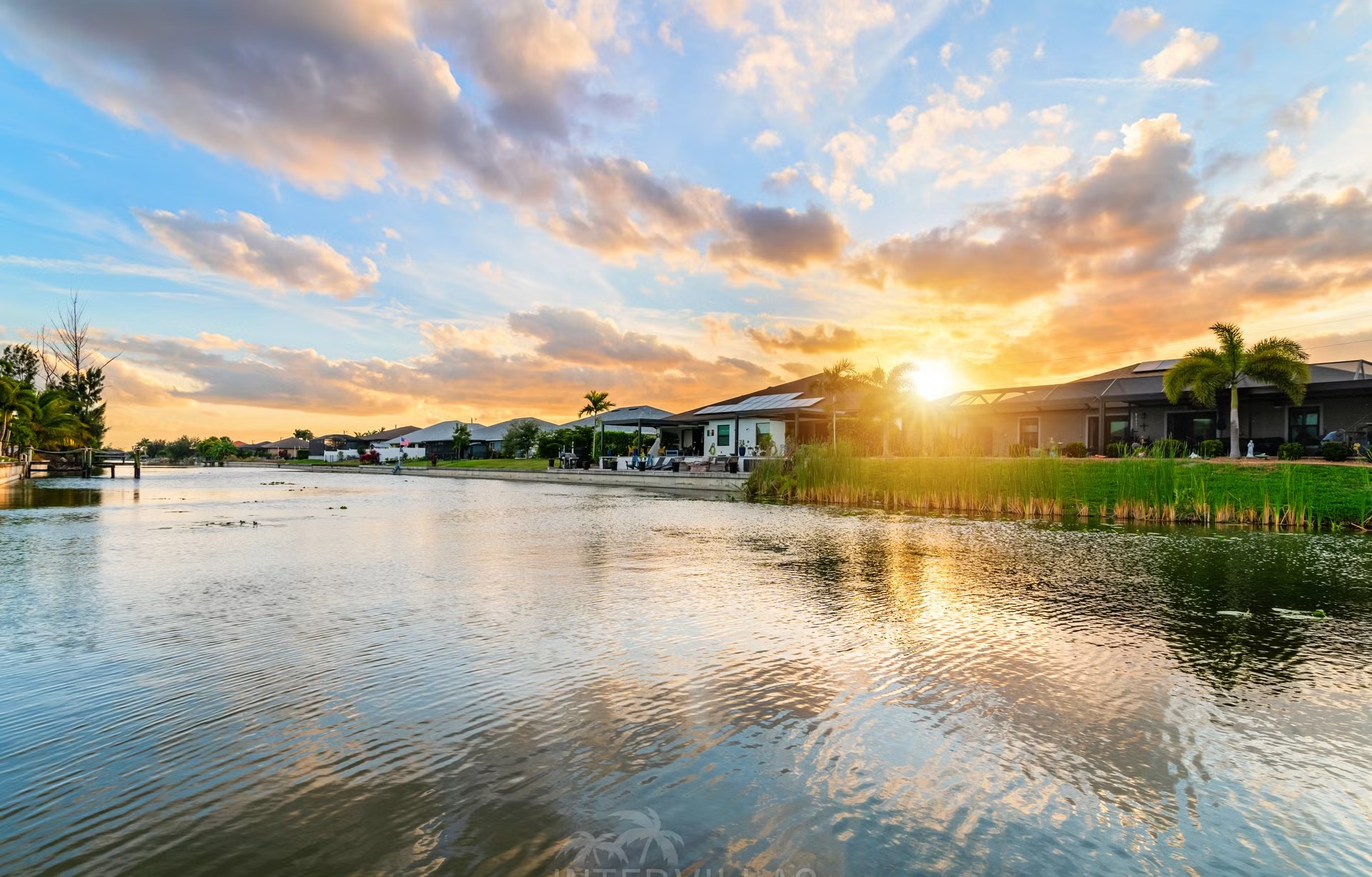 Moderne Villa am Süßwasserkanal mit Salzwasserpool und Spa.