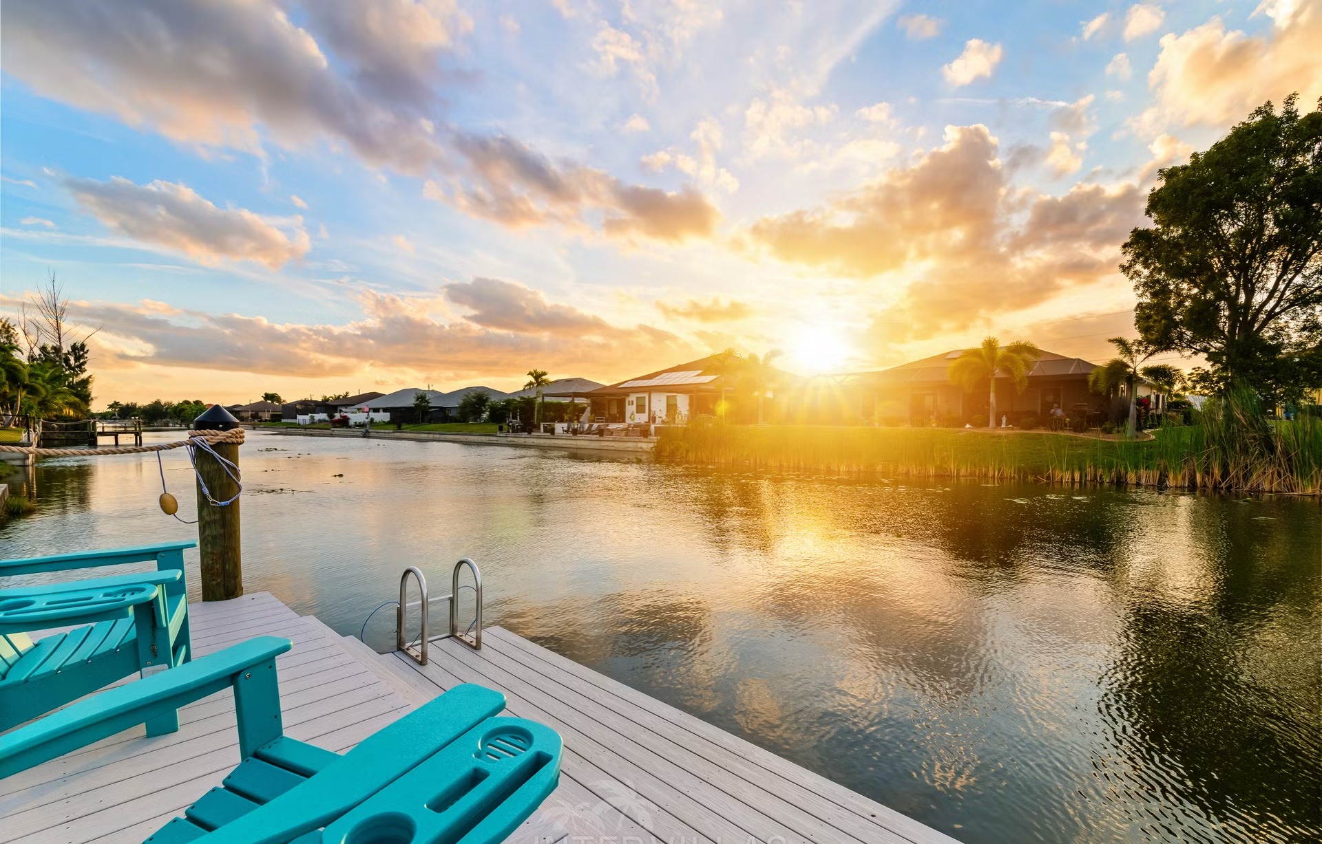 Moderne Villa am Süßwasserkanal mit Salzwasserpool und Spa.