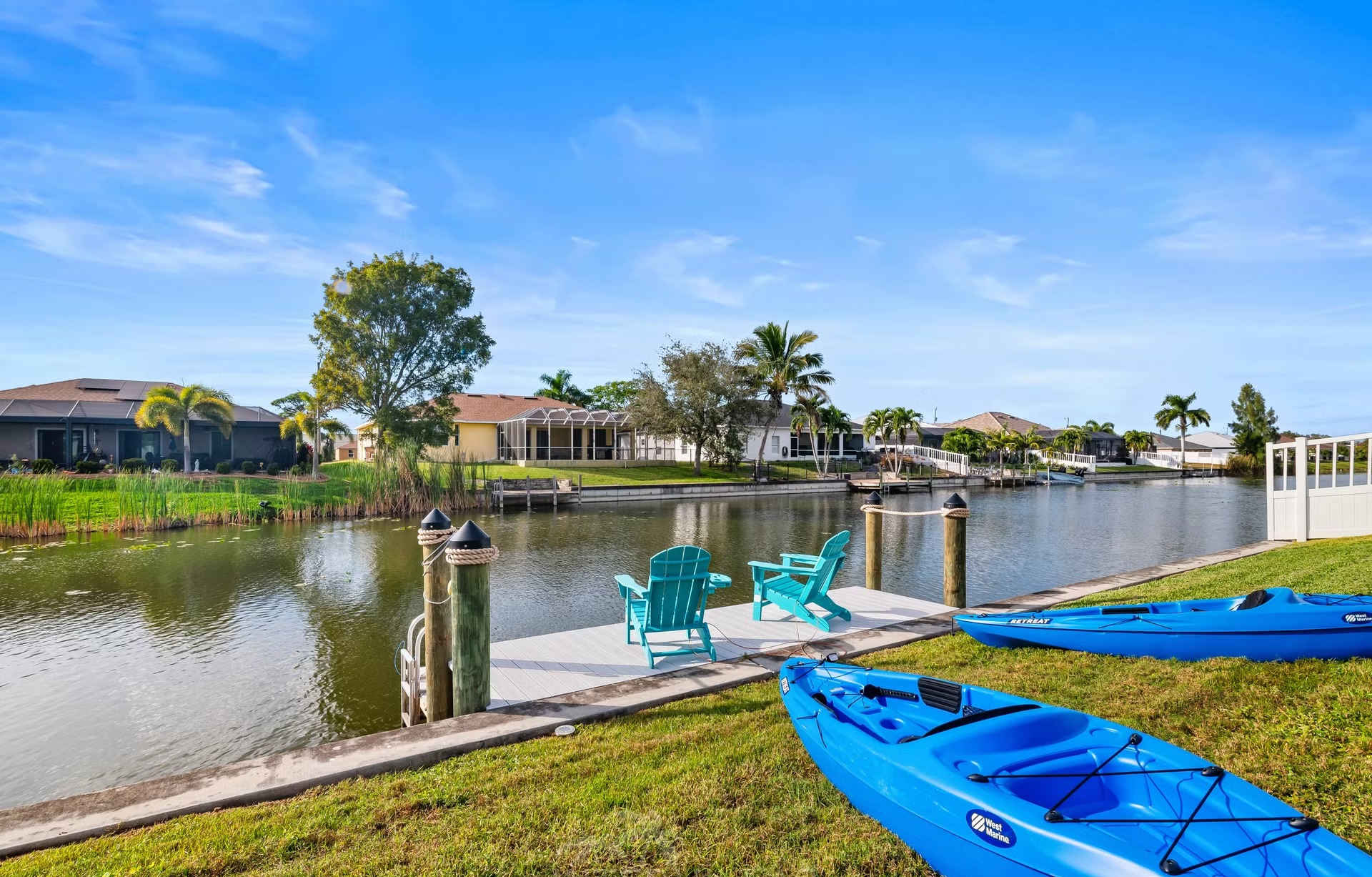 Moderner Wohnbereich mit Sitzgruppe und Blick auf den Kanal.