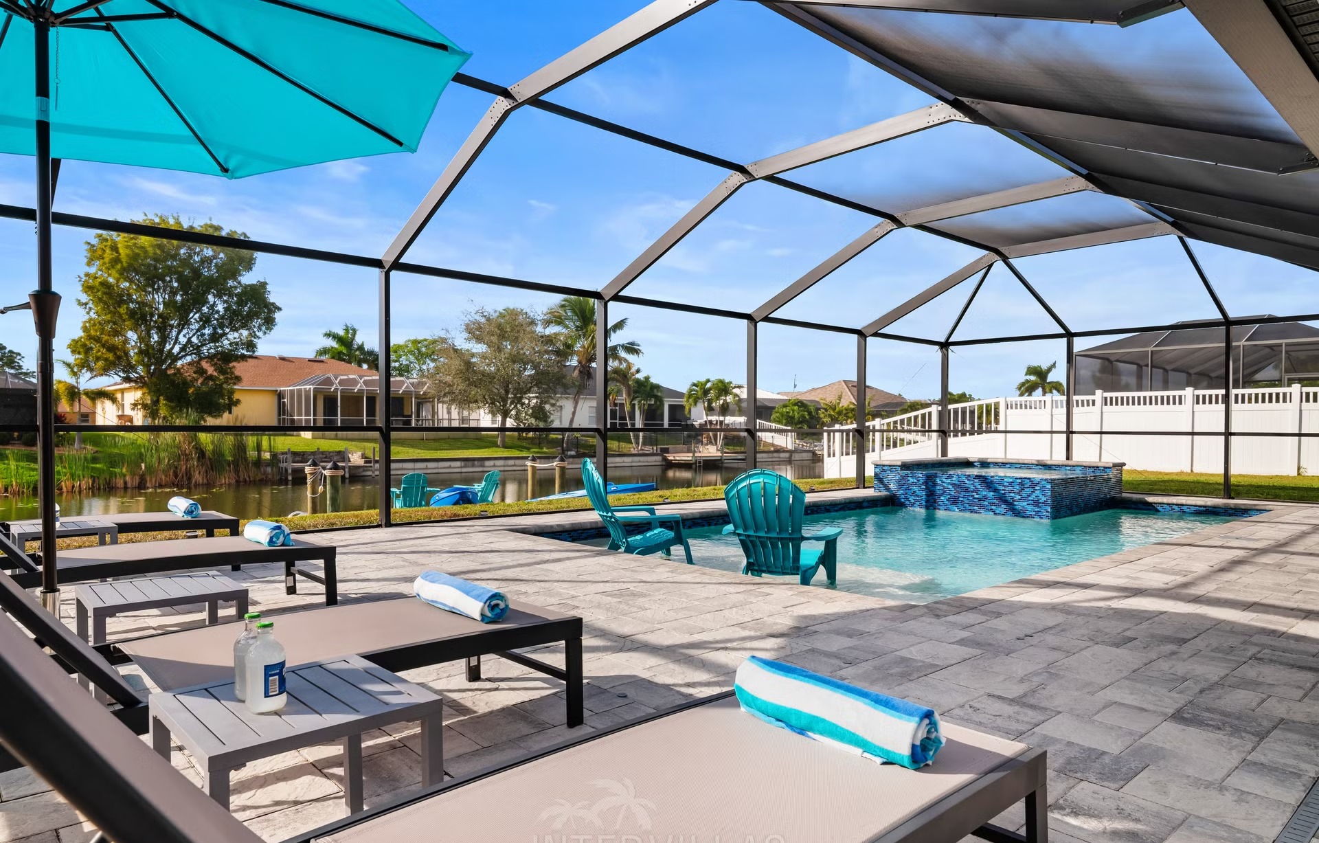 Moderne Villa am Süßwasserkanal mit Salzwasserpool und Spa.