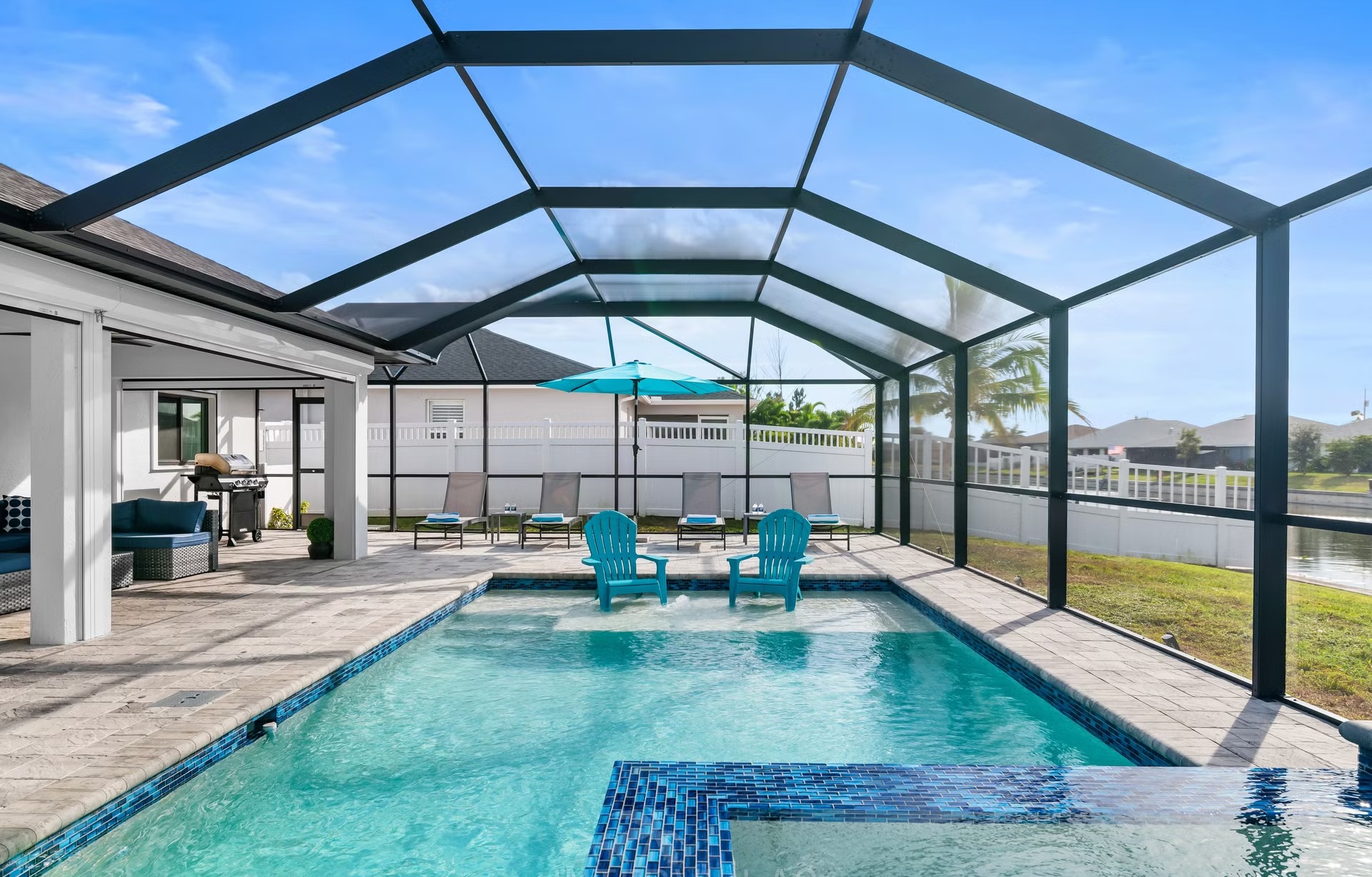 Moderne Villa am Süßwasserkanal mit Salzwasserpool und Spa.