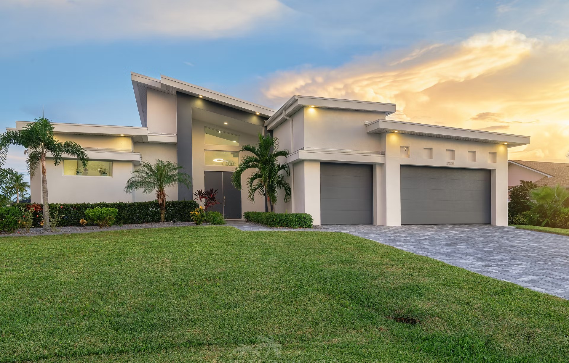 Salzwasser-Pool mit Spa auf der südlich ausgerichteten Lanai.