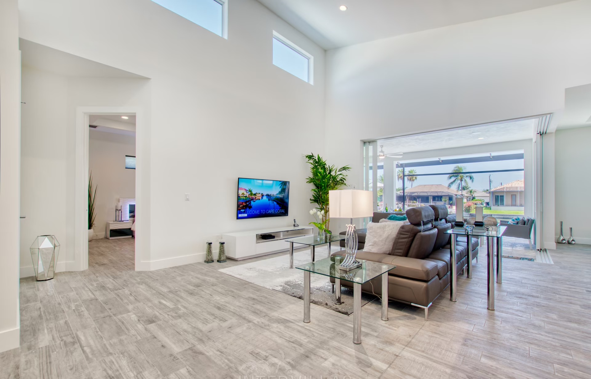 Salzwasser-Pool mit Spa auf der südlich ausgerichteten Lanai am Kanal.