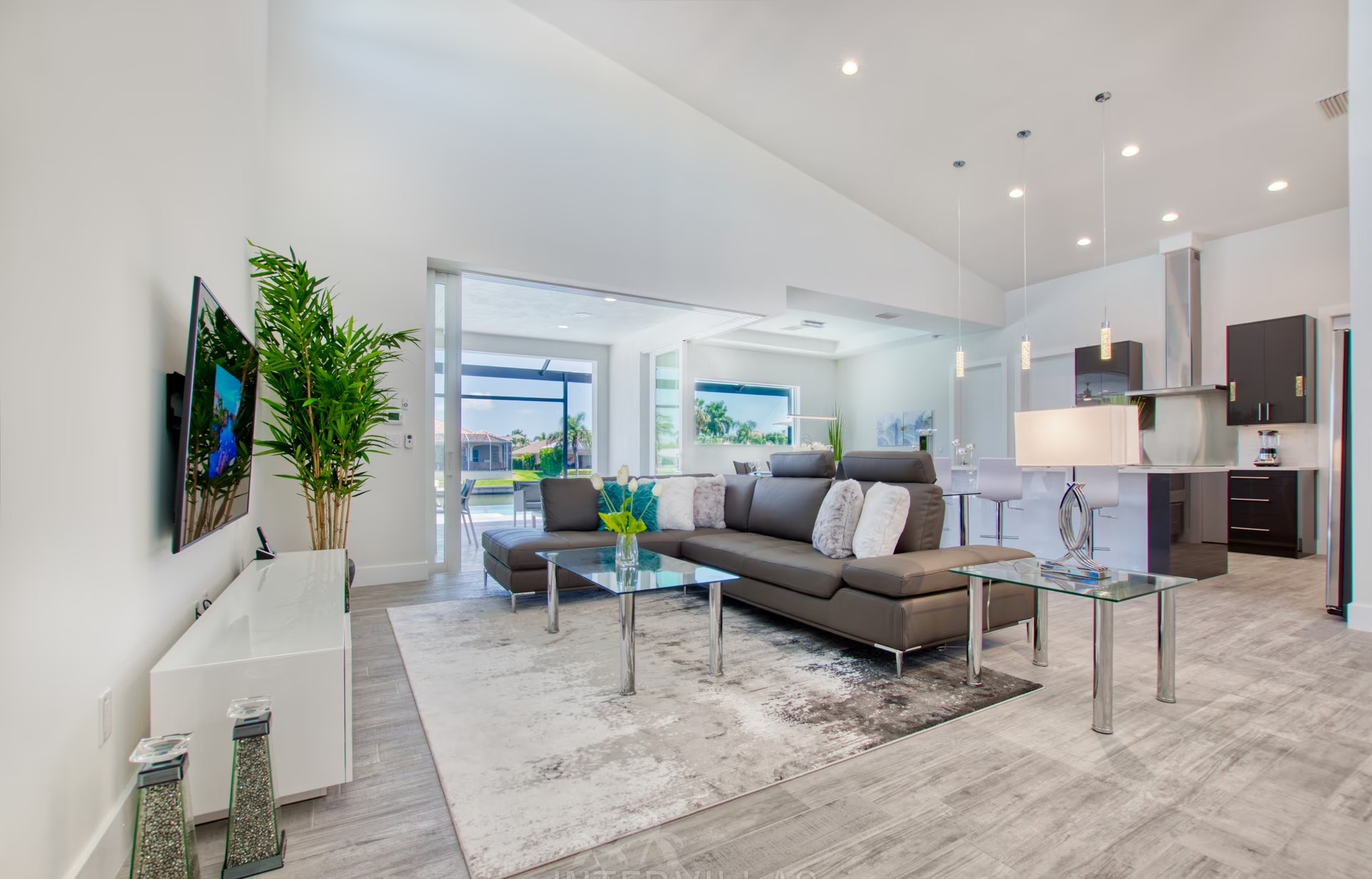 Überdachte Süd-Lanai mit Salzwasser-Pool, Whirlpool und Sitzbereich am Kanal.