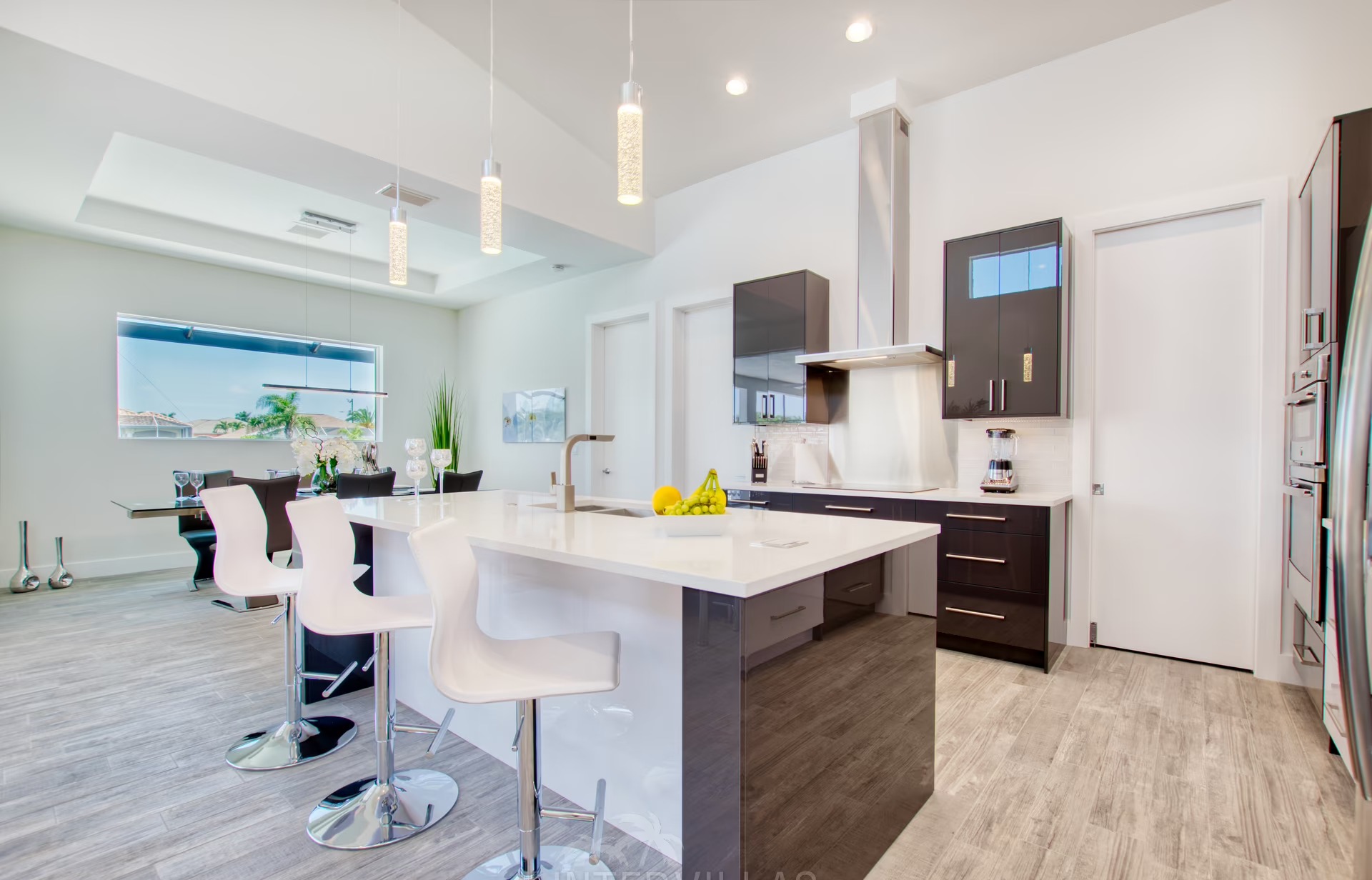 Südseitige Poolterrasse mit Salzwasser-Pool, Spa/Whirlpool und Sitzbereich auf der Lanai.