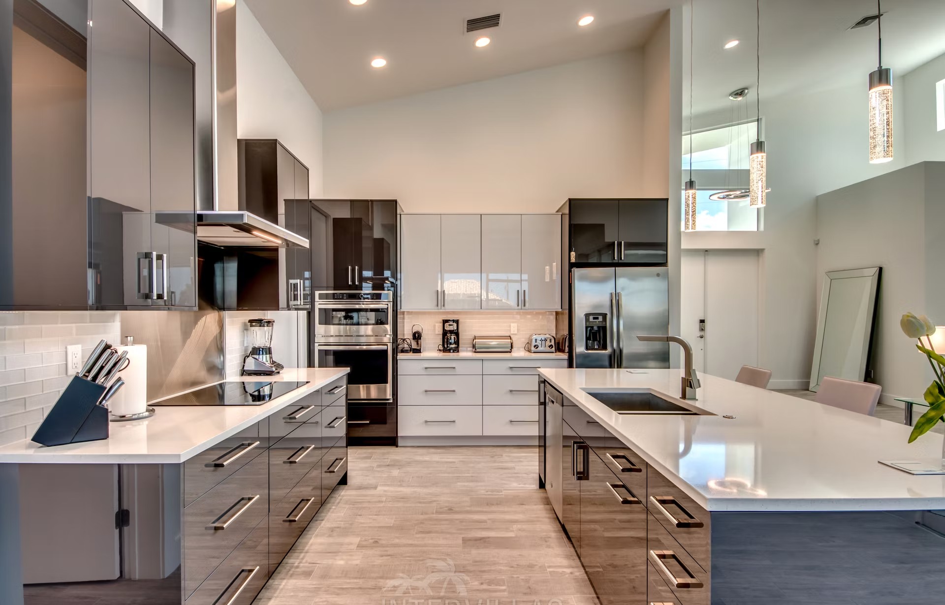 Salzwasser-Pool mit Spa auf der südlich ausgerichteten Lanai.