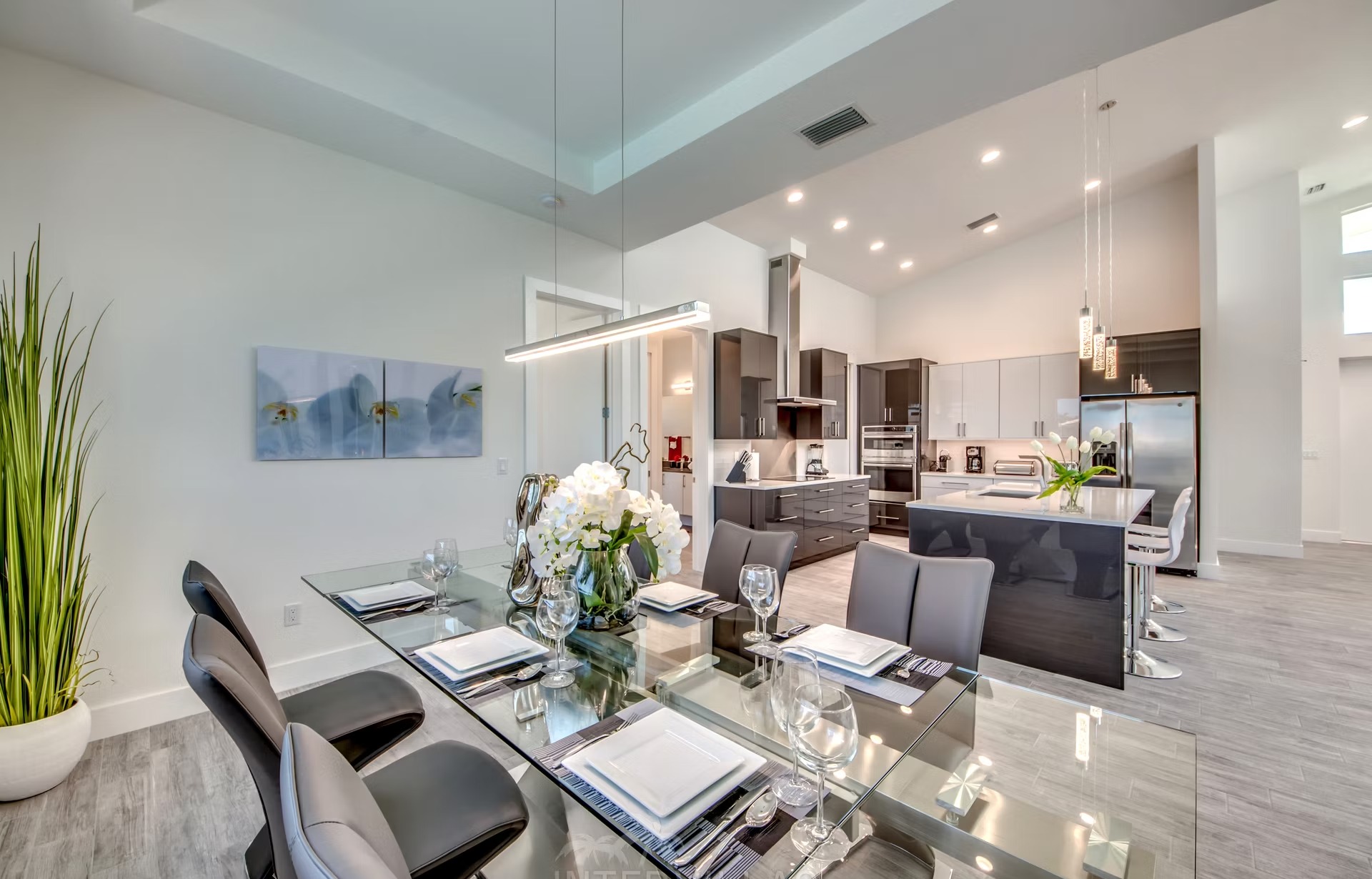 Südlich ausgerichtete Lanai mit Salzwasser-Pool und Whirlpool (Spa)