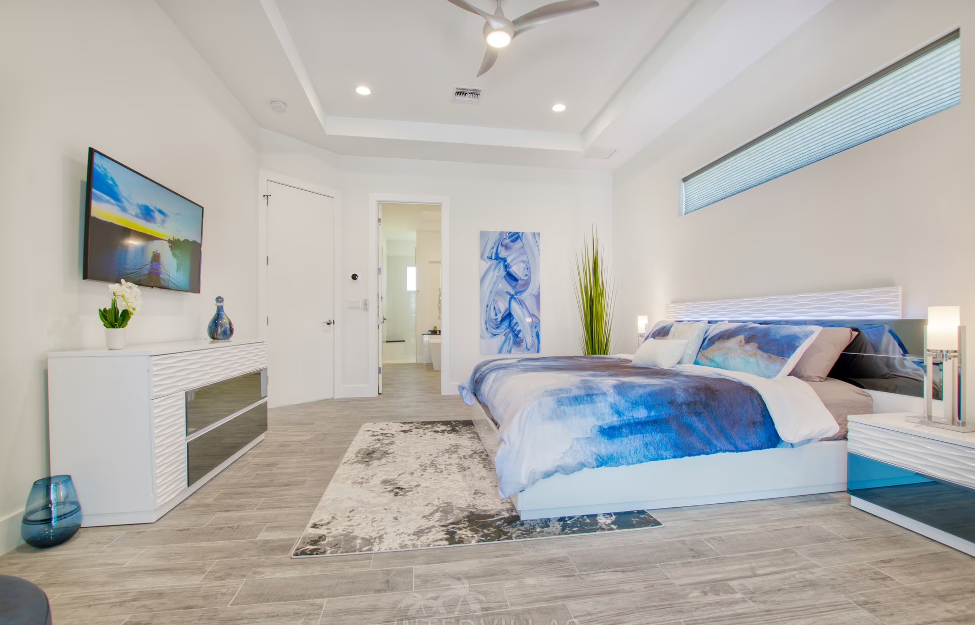 Salzwasser-Pool mit Spa auf der südlich ausgerichteten Lanai am Kanal.