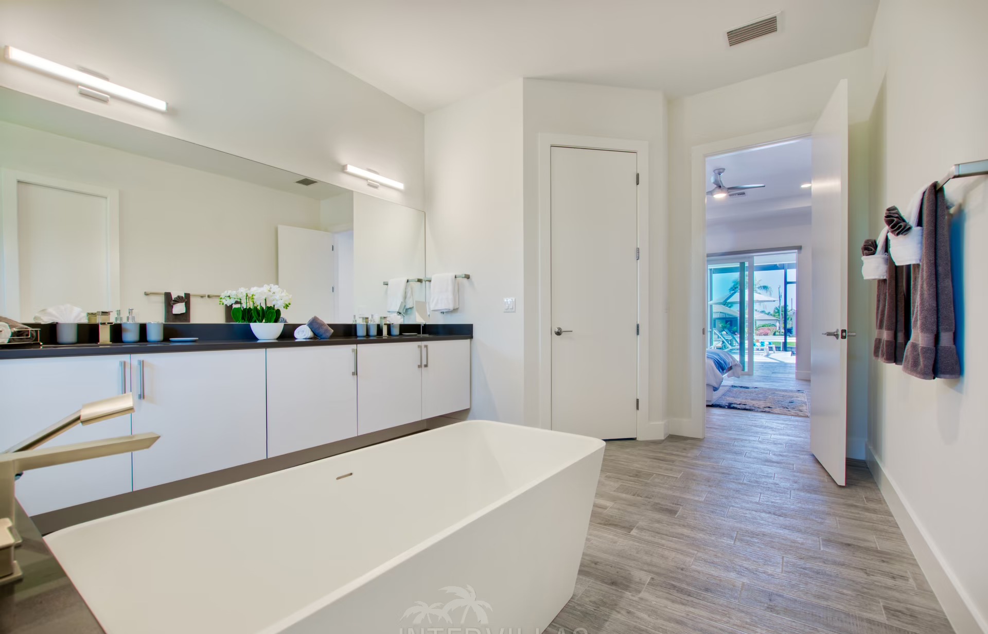 Salzwasser-Pool mit Spa und überdachter Süd-Lanai am Kanal mit Dock und Bootslift.