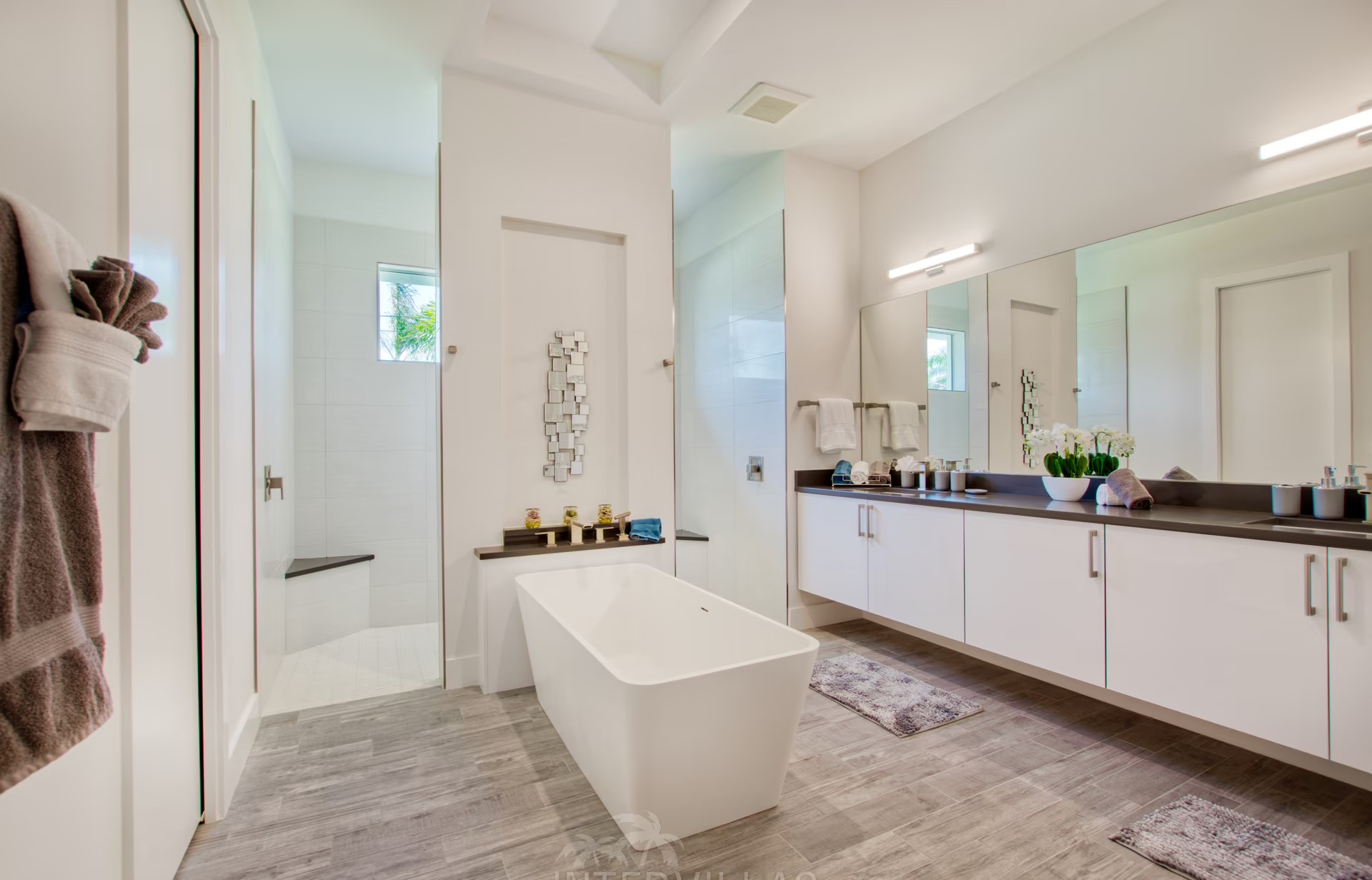 Südlich ausgerichtete Lanai mit Salzwasser-Pool, Spa/Whirlpool und Sitzbereich.