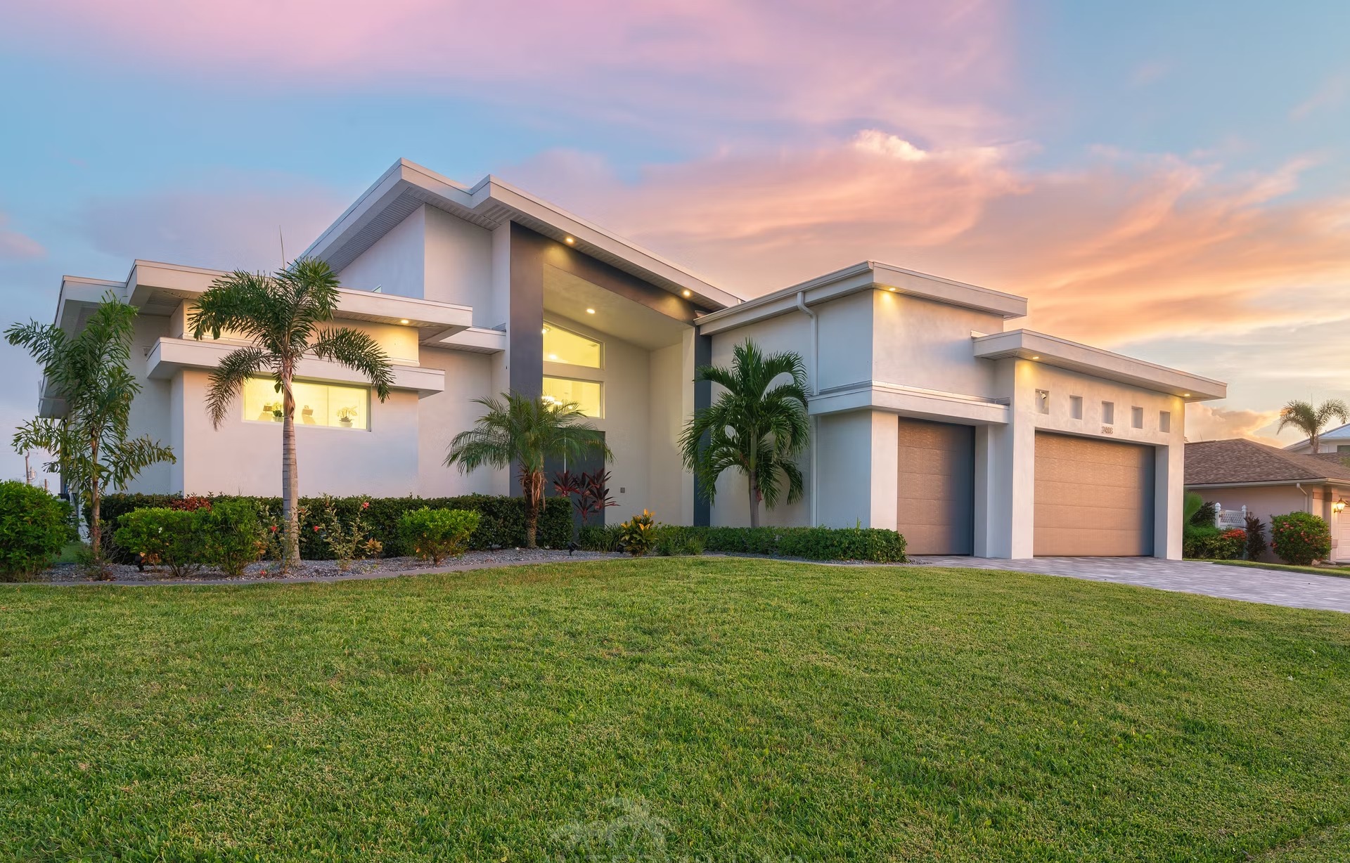 Salzwasser-Pool mit Spa auf der Süd-Lanai am Kanal mit Dock und Bootslift.