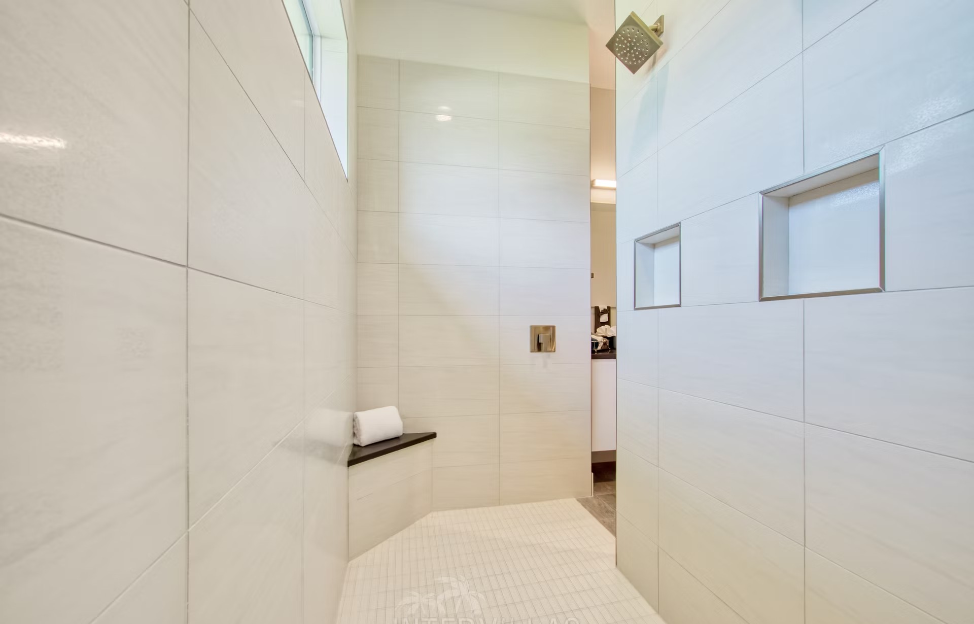 Südlich ausgerichtete Lanai mit Salzwasser-Pool und Whirlpool (Spa)