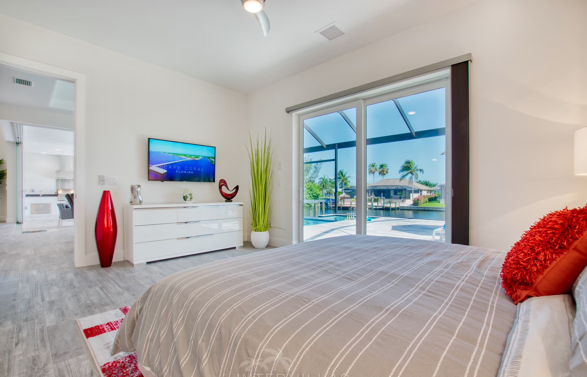 Südlich ausgerichtete Lanai mit Salzwasser-Pool und Spa/Whirlpool.