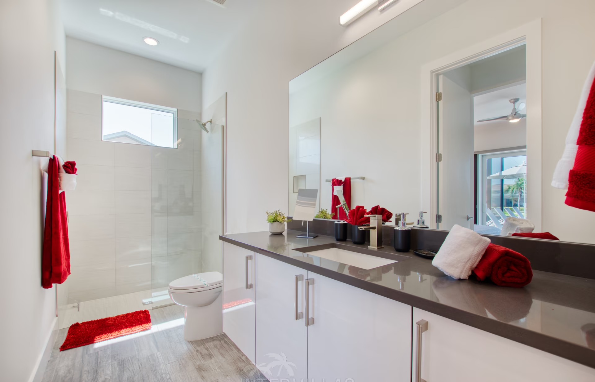 Südseitige Lanai mit Salzwasser-Pool und Whirlpoolbereich