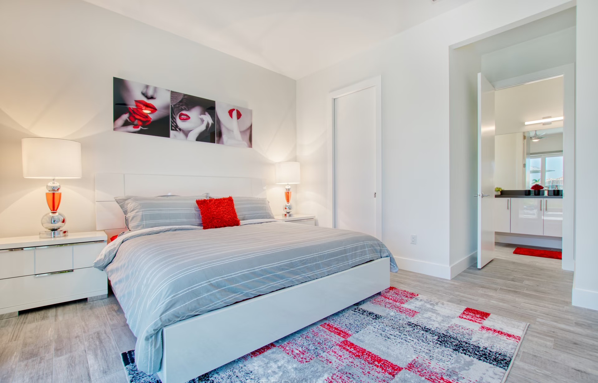 Südseitige Lanai mit Salzwasser-Pool, Spa/Whirlpool und Outdoorküche.