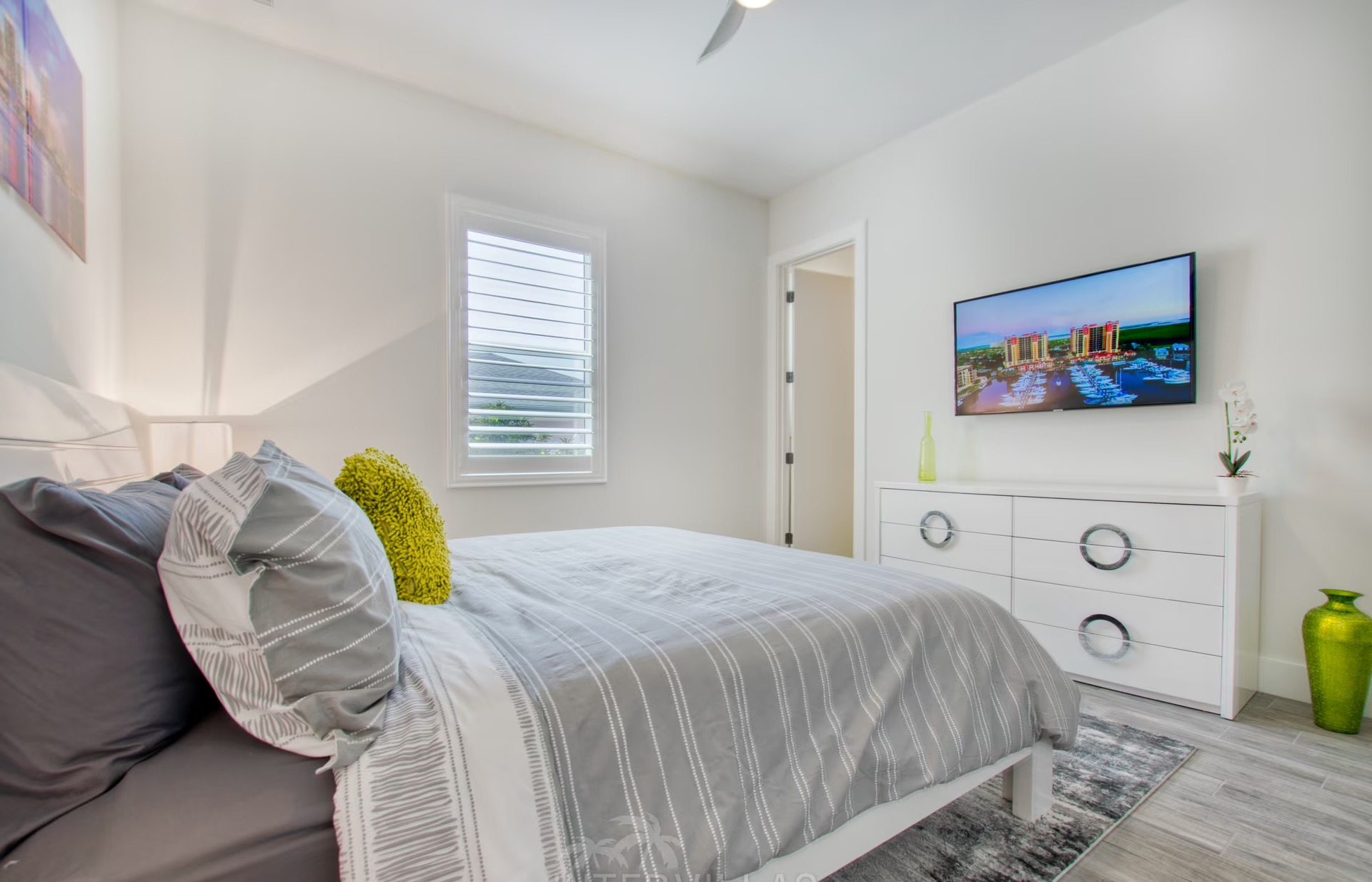 Salzwasser-Pool mit Spa auf der Süd-Lanai, Blick auf den Kanal.