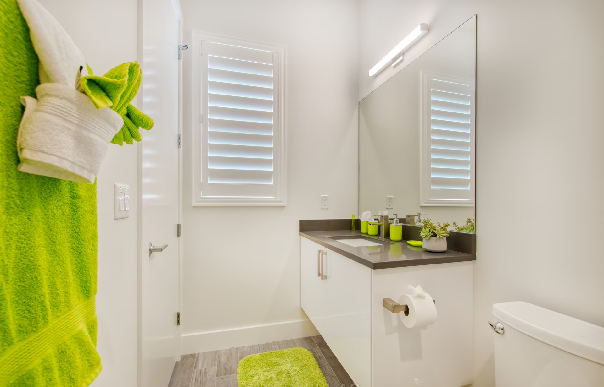 Südlich ausgerichtete Lanai mit Salzwasser-Pool, Spa und Sitzbereich am Kanal.