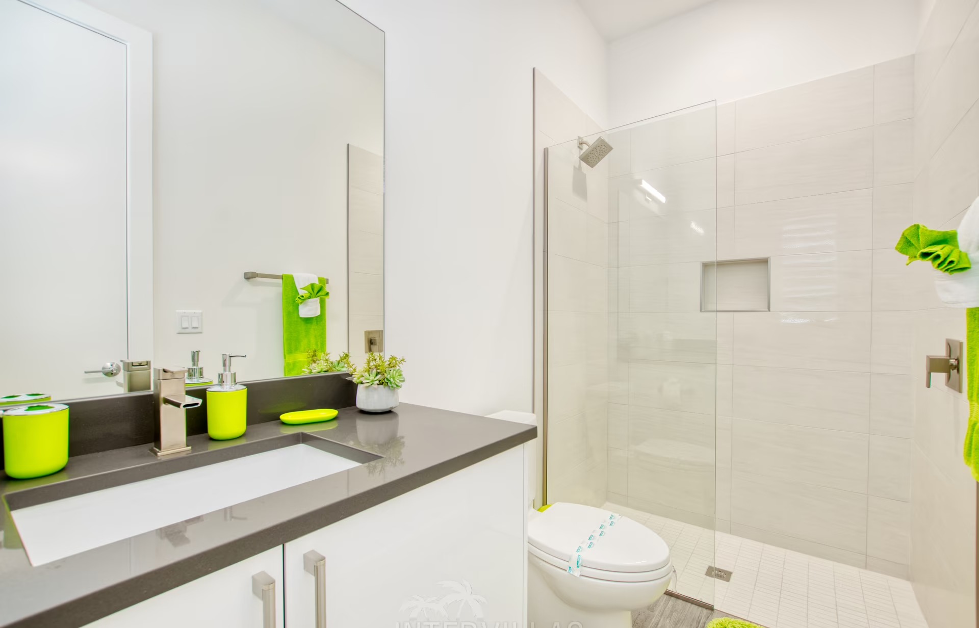 Salzwasser-Pool mit Whirlpool auf der südlich ausgerichteten Lanai.