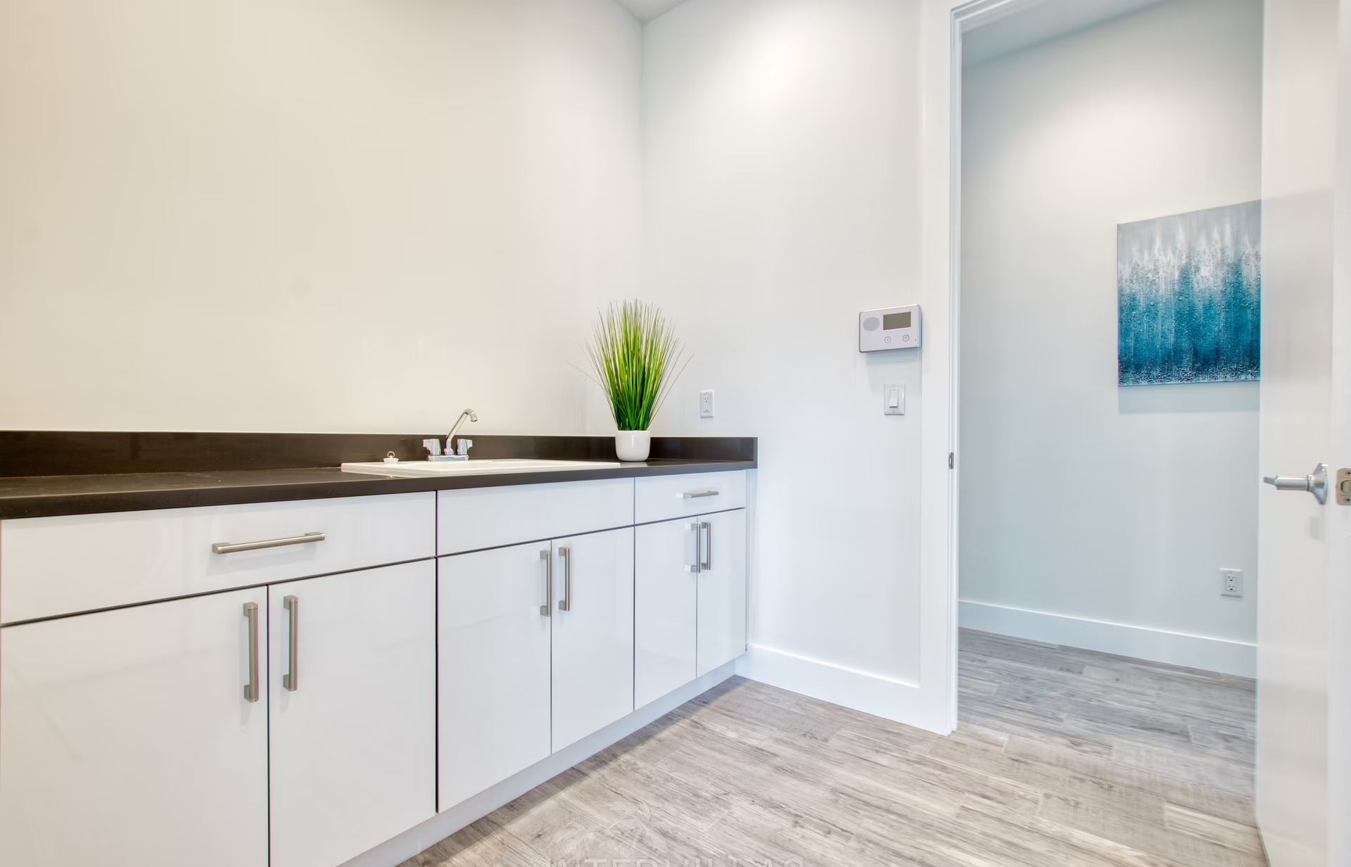 Südseitige Lanai mit Salzwasser-Pool, Whirlpool und Sitzbereich am Kanal.