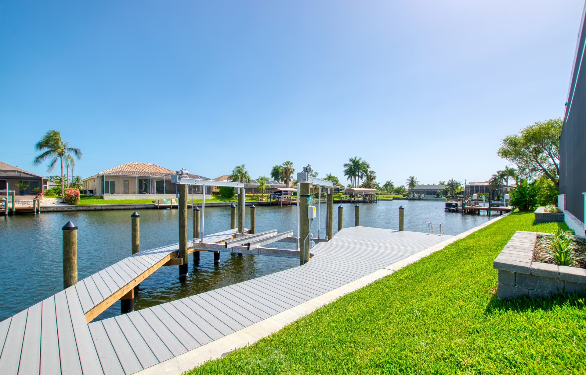 Salzwasser-Pool mit Spa auf der südseitigen Lanai.