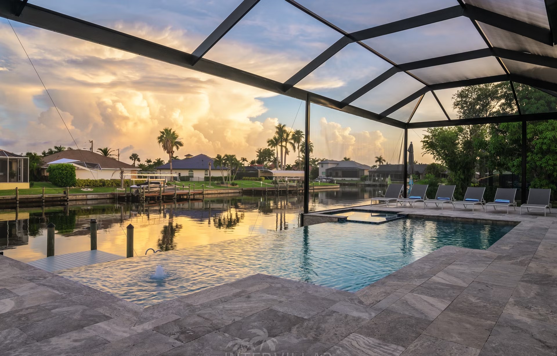 Südlich ausgerichtete Lanai mit Salzwasser-Pool und Whirlpool.