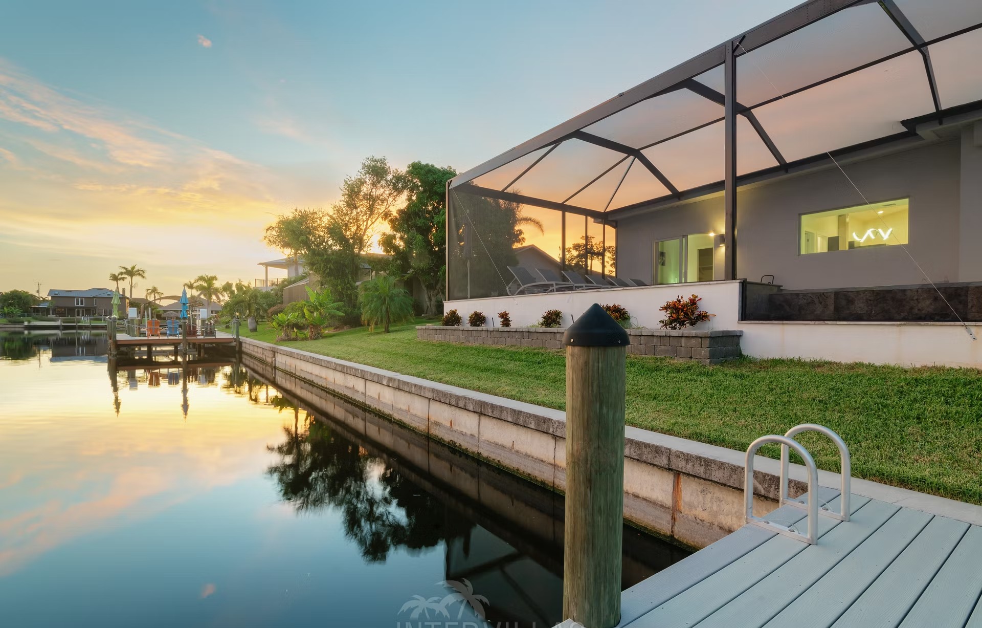 Salzwasser-Pool mit Spa auf der südlich ausgerichteten Lanai.