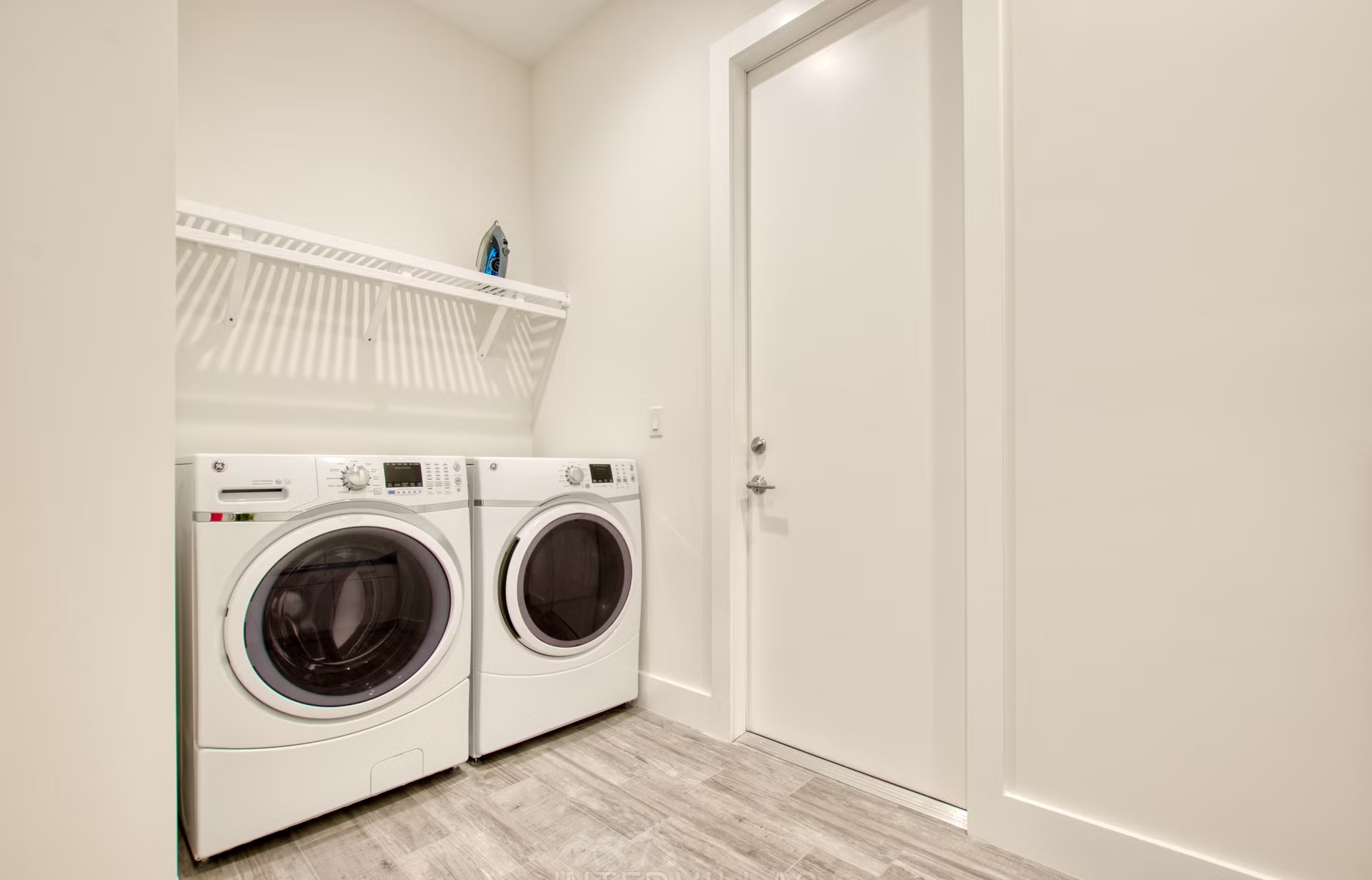 Salzwasser-Pool mit Spa auf der südlich ausgerichteten Lanai.