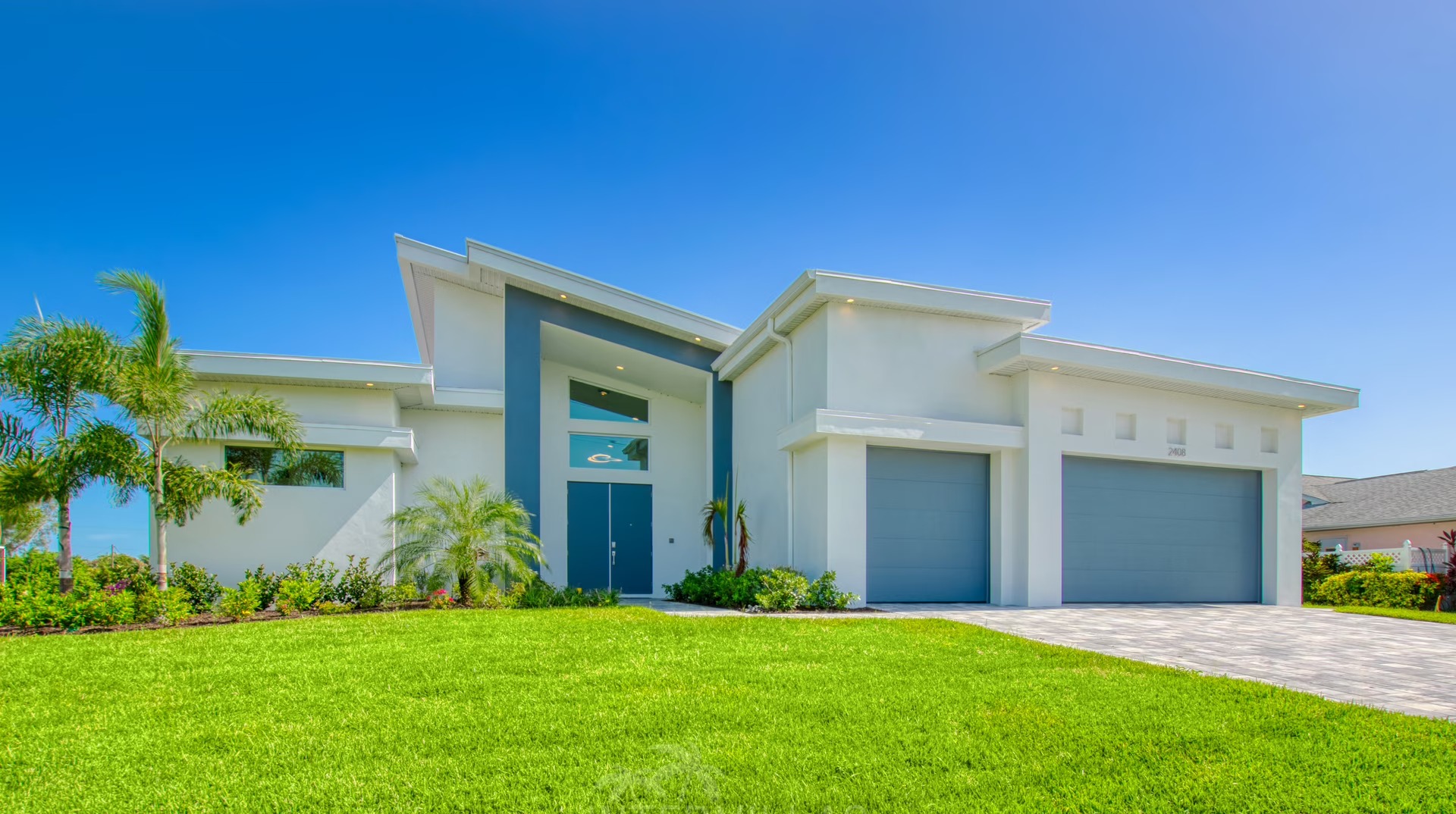 Südlich ausgerichtete Lanai mit Salzwasser-Pool, Spa und Sitzbereich am Kanal.