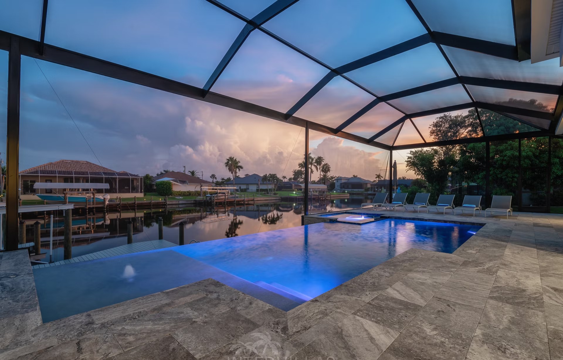 Salzwasser-Pool mit Whirlpool auf der südseitigen Lanai am Kanal.