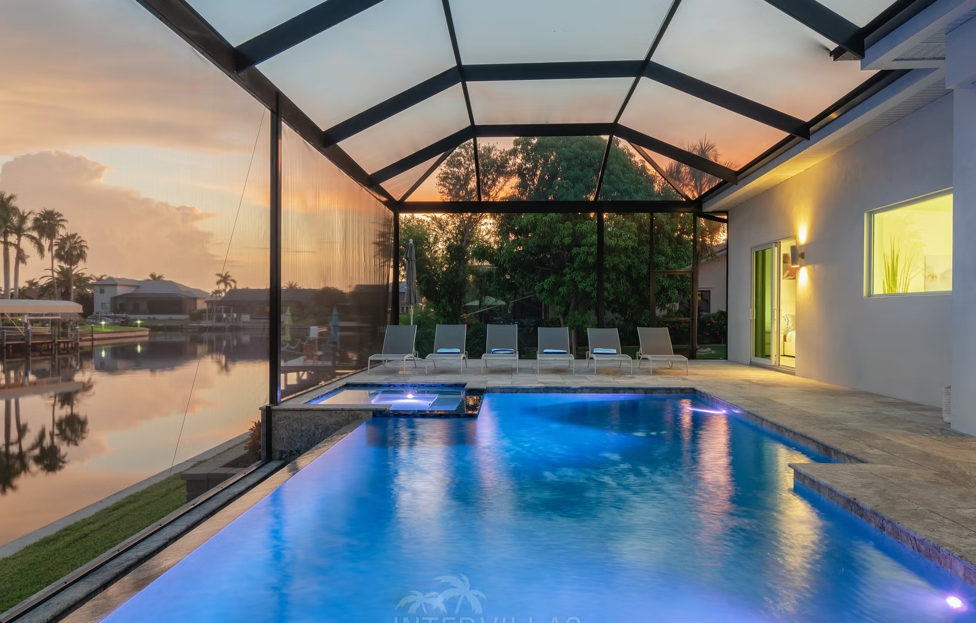 Südlich ausgerichtete Lanai mit Salzwasser-Pool, Whirlpool und Sitzbereich.