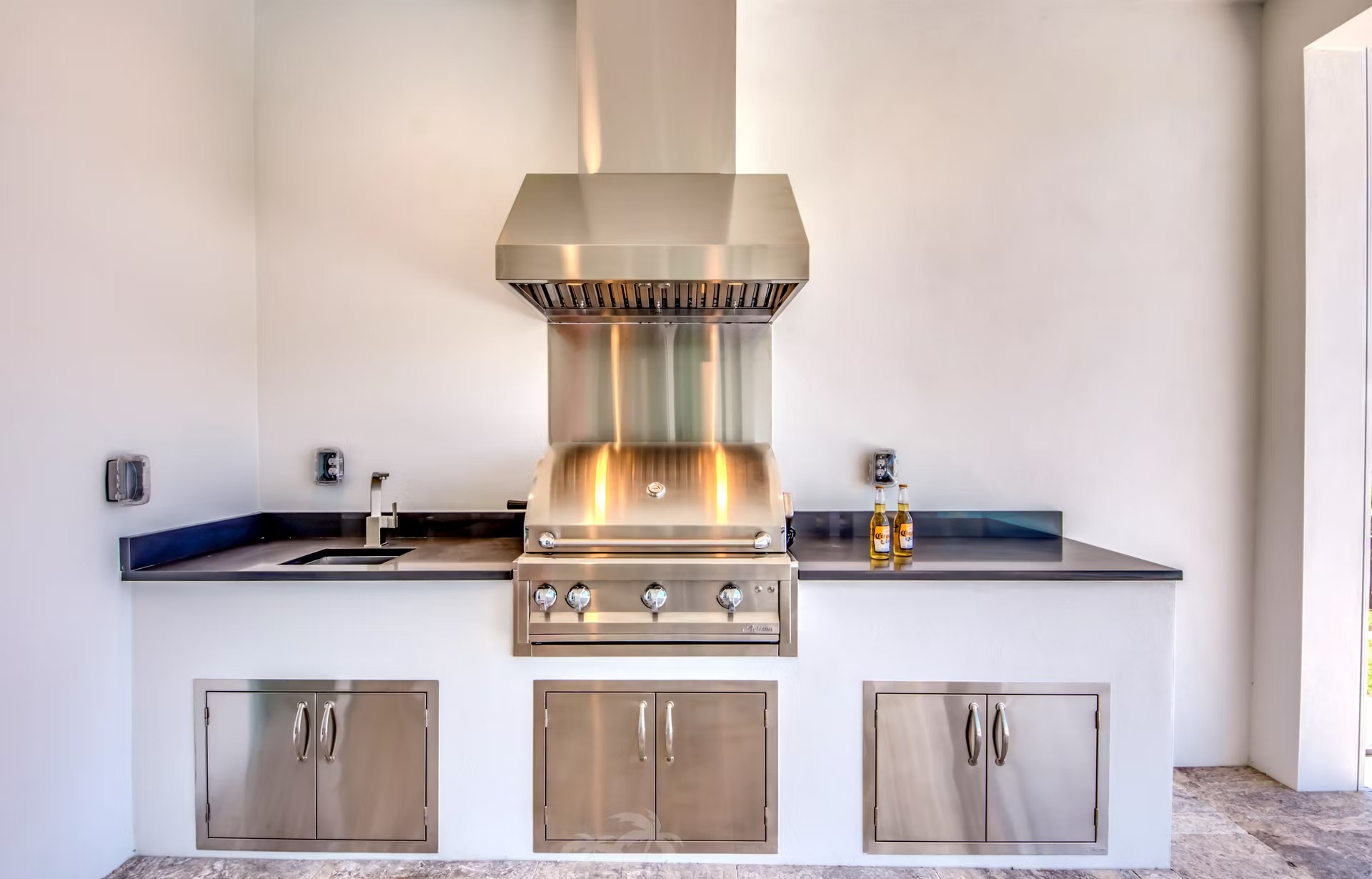 Salzwasser-Pool mit Spa auf der südlich ausgerichteten Lanai am Kanal.