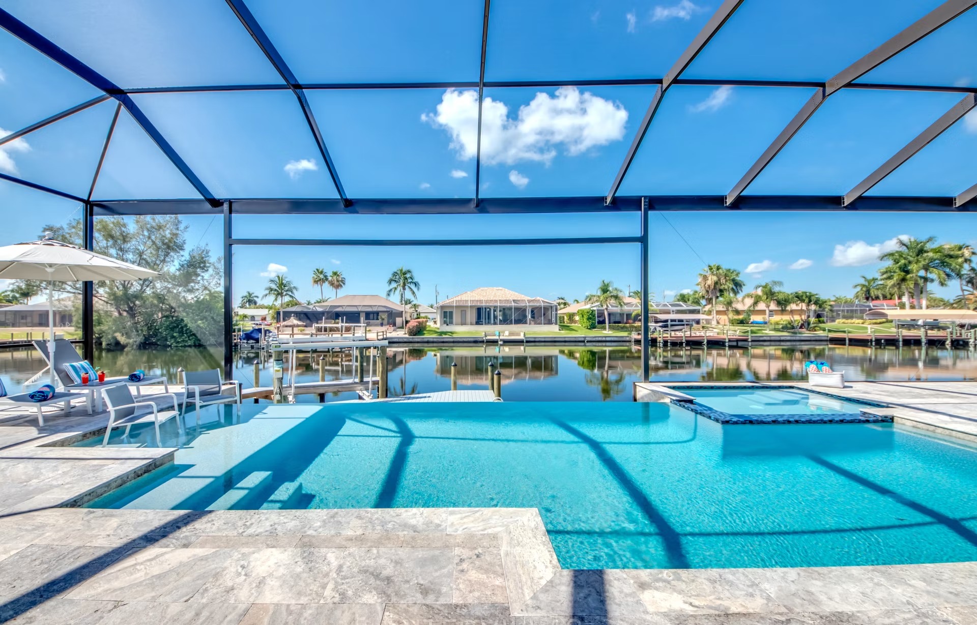 Salzwasser-Pool mit Spa auf der südlich ausgerichteten Lanai.