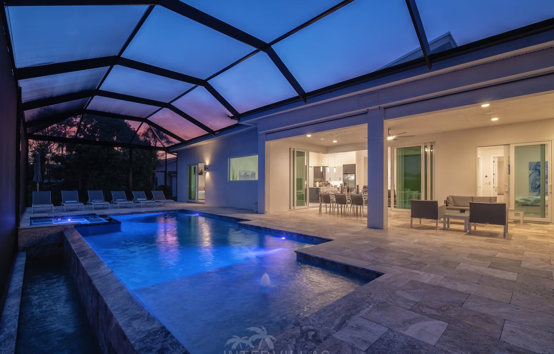 Salzwasser-Pool mit Spa auf der südlich ausgerichteten Lanai.