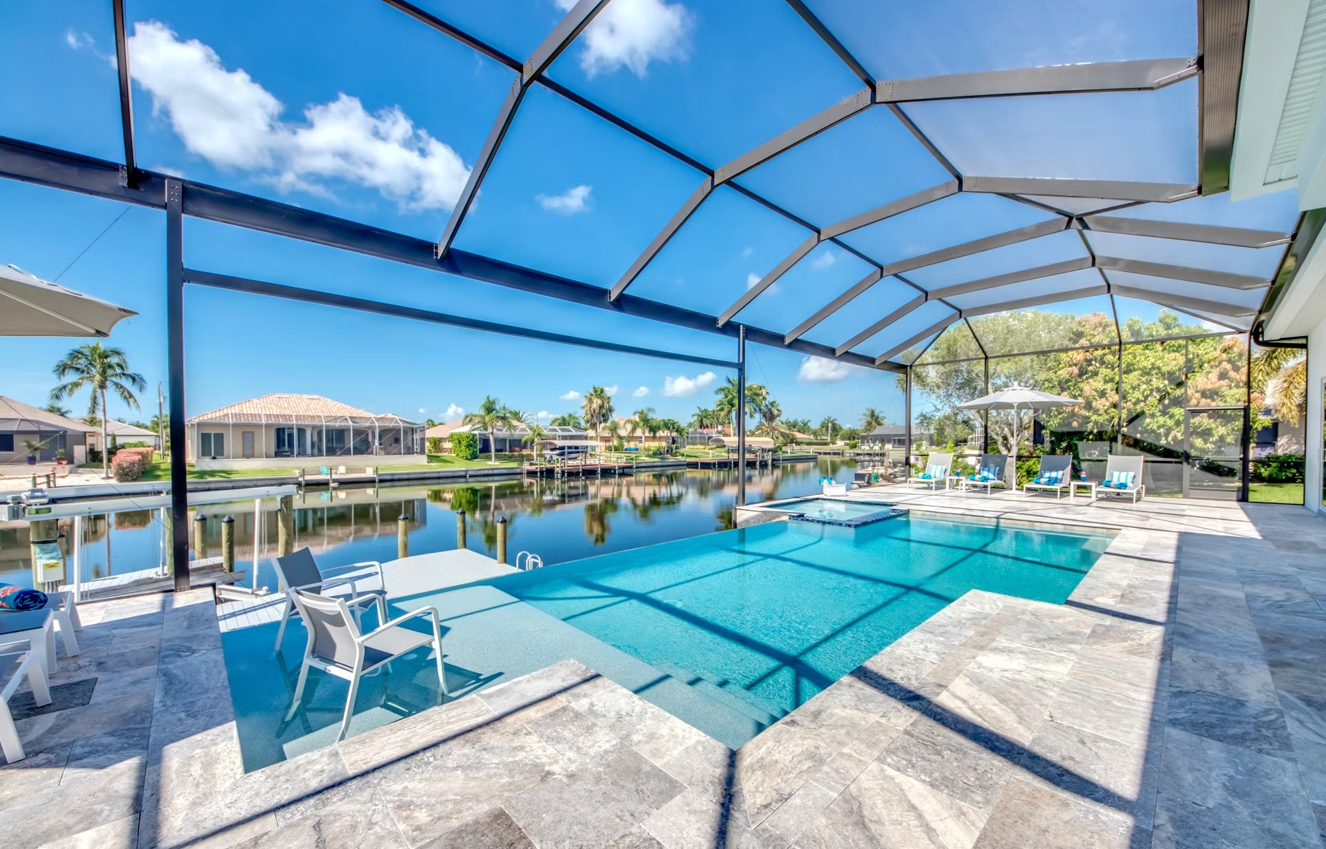 Salzwasser-Pool mit Spa und überdachter Süd-Lanai am Kanal.