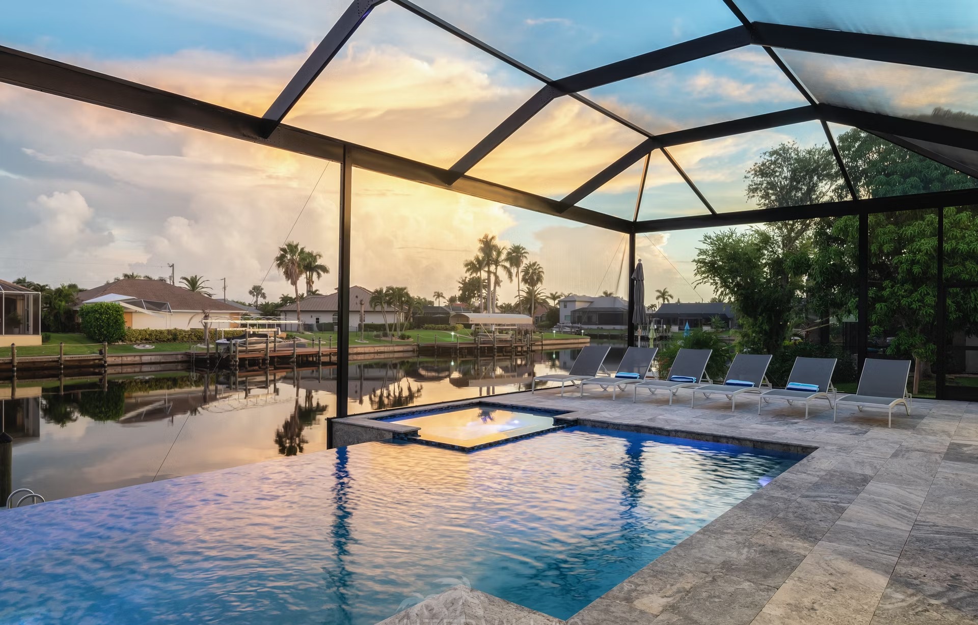 Salzwasser-Pool mit Spa und überdachter Süd-Lanai am Kanal.