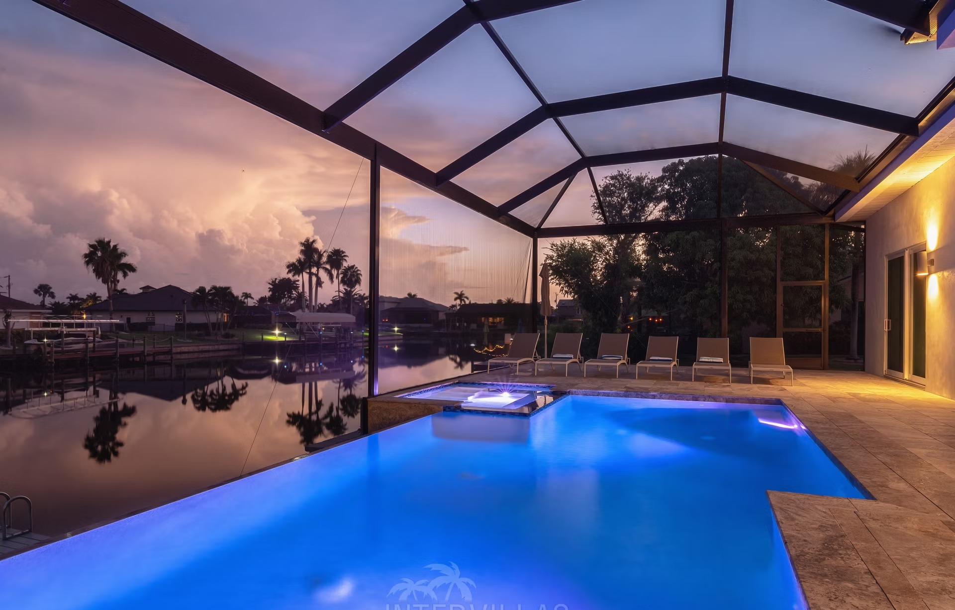 Salzwasser-Pool mit Whirlpool auf der südlich ausgerichteten Lanai am Kanal.