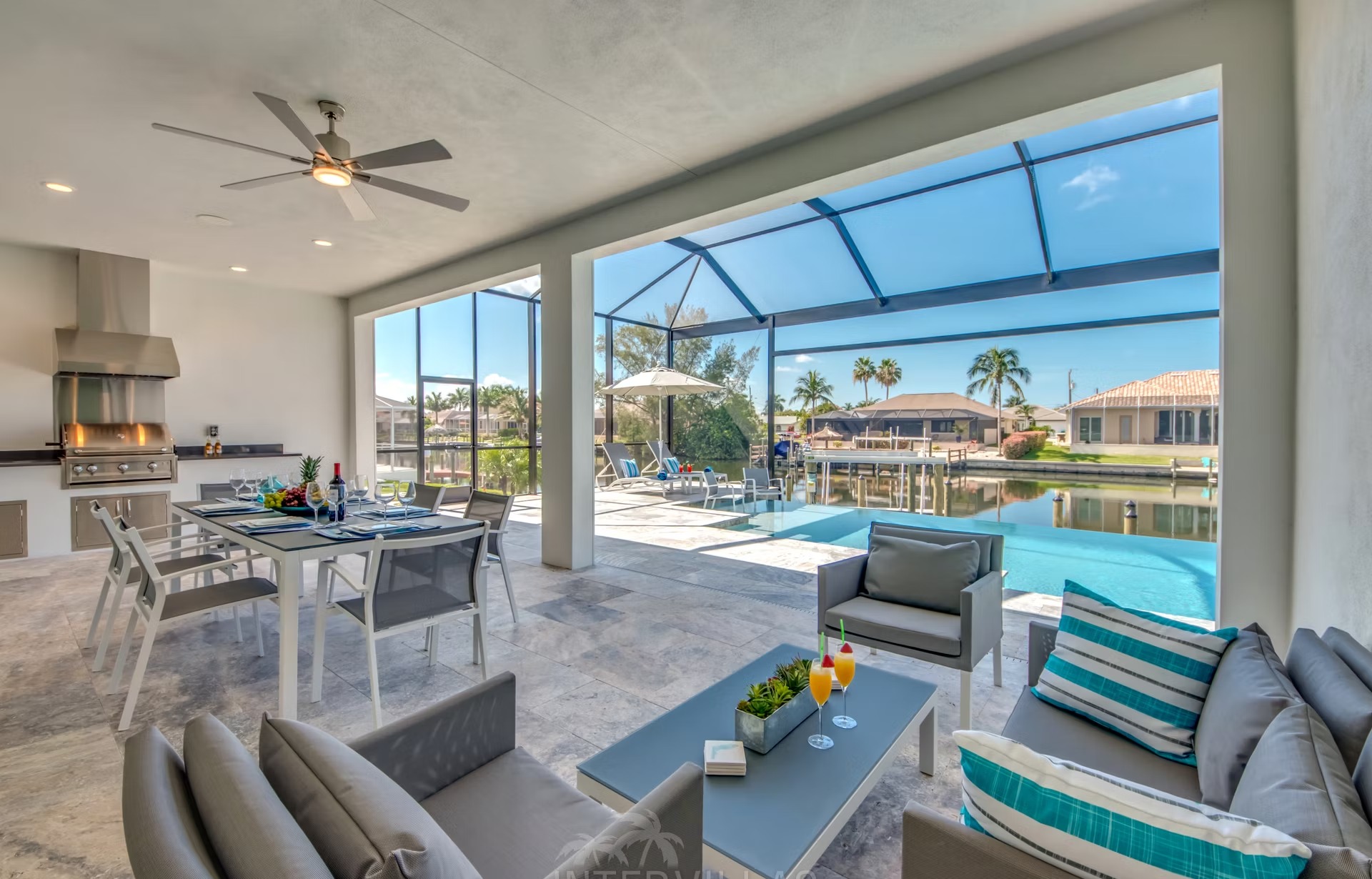 Salzwasser-Pool mit Spa auf der südlich ausgerichteten Lanai.