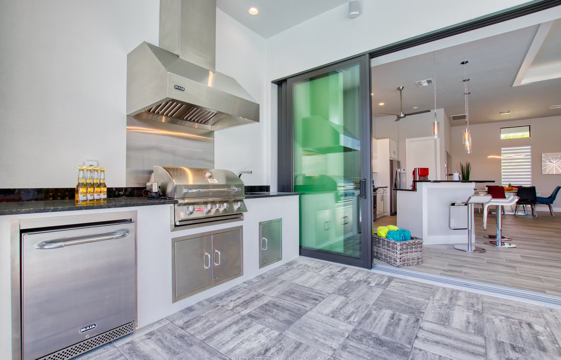 Infinity-Salzwasserpool mit Spa und Blick auf den Kanal