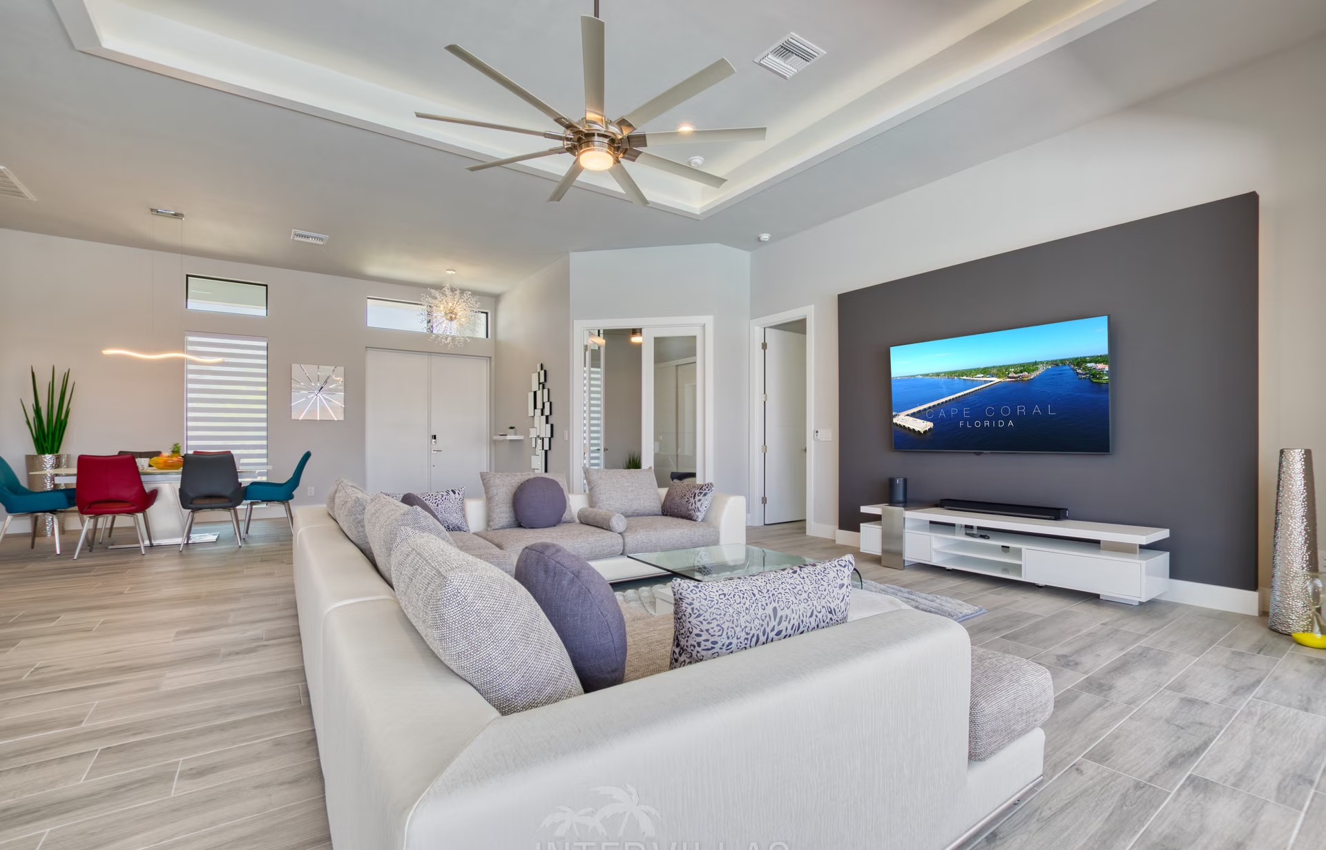 Infinity-Salzwasserpool mit Spa und Blick auf den Kanal