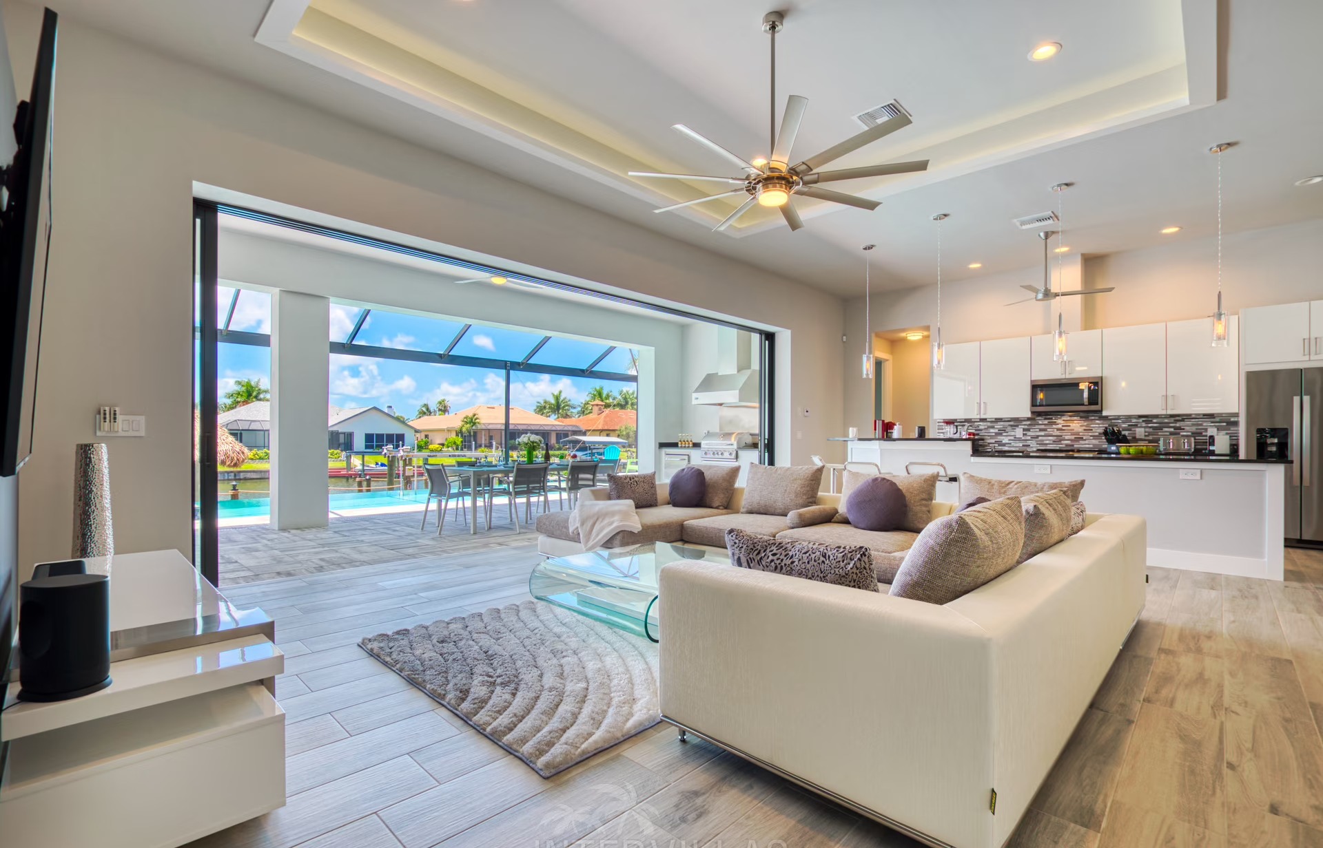 Infinity-Salzwasserpool mit Spa und Blick auf den Kanal