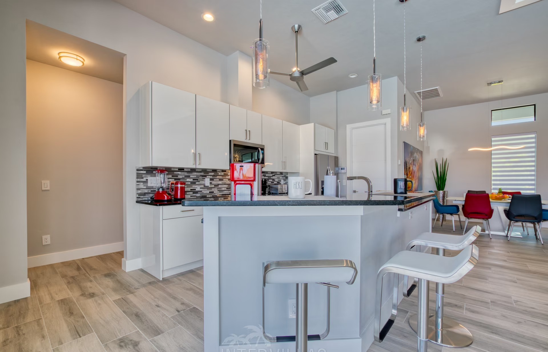 Moderner Außenbereich mit Infinity-Salzwasserpool und Spa am Kanal.