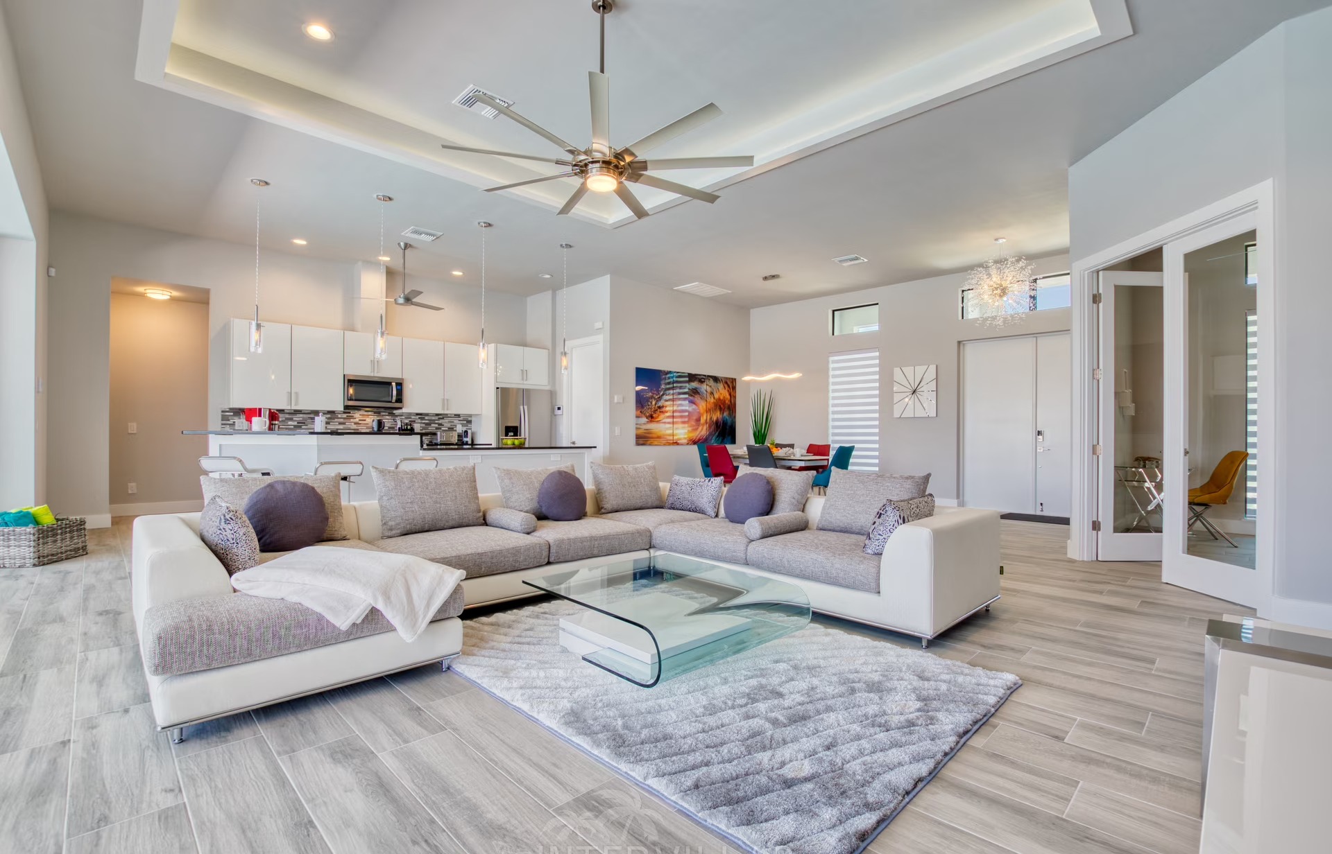 Infinity-Salzwasserpool mit Spa und Blick auf den Kanal