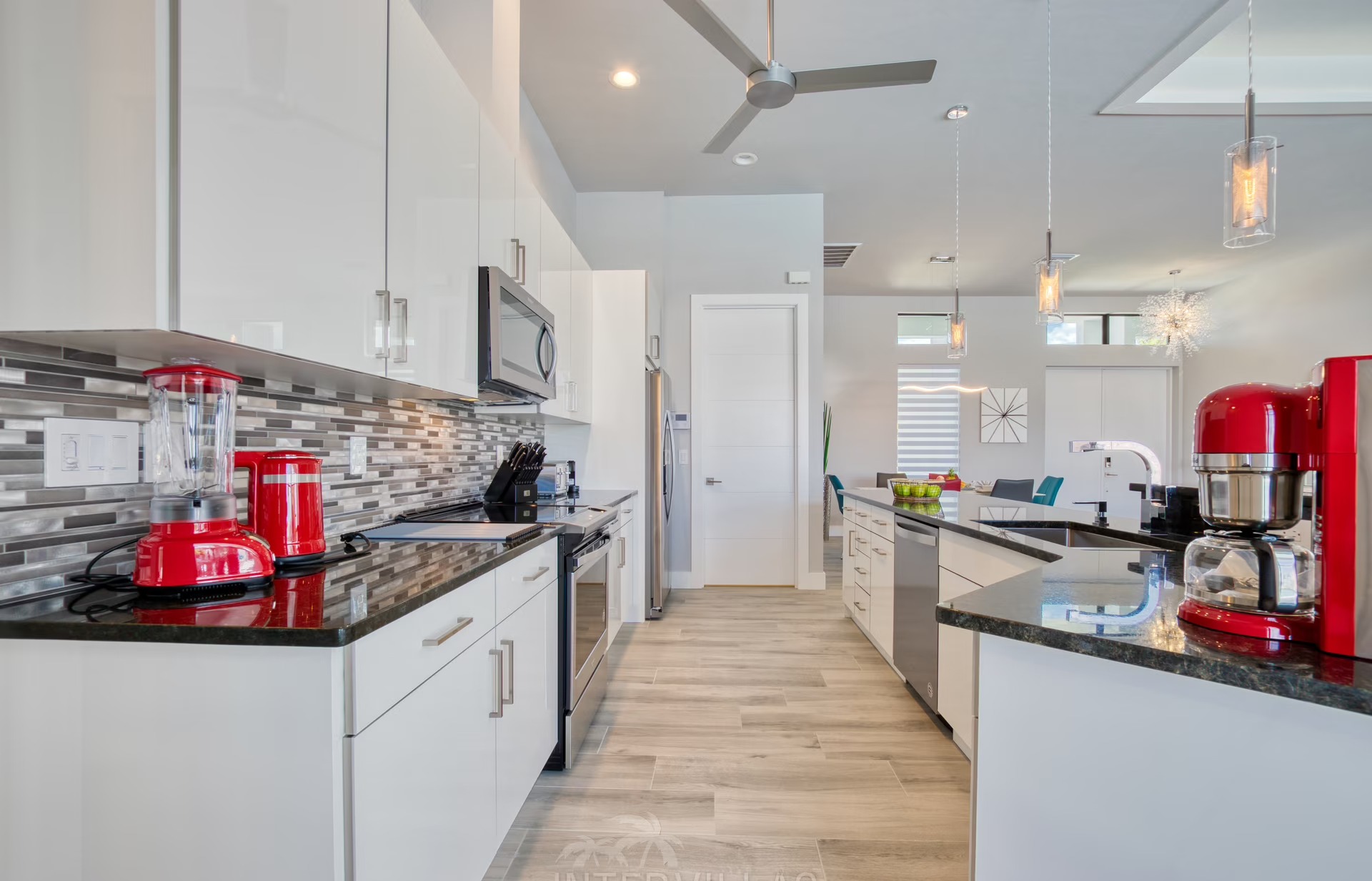 Infinity-Salzwasserpool mit Spa am Kanalzugang.