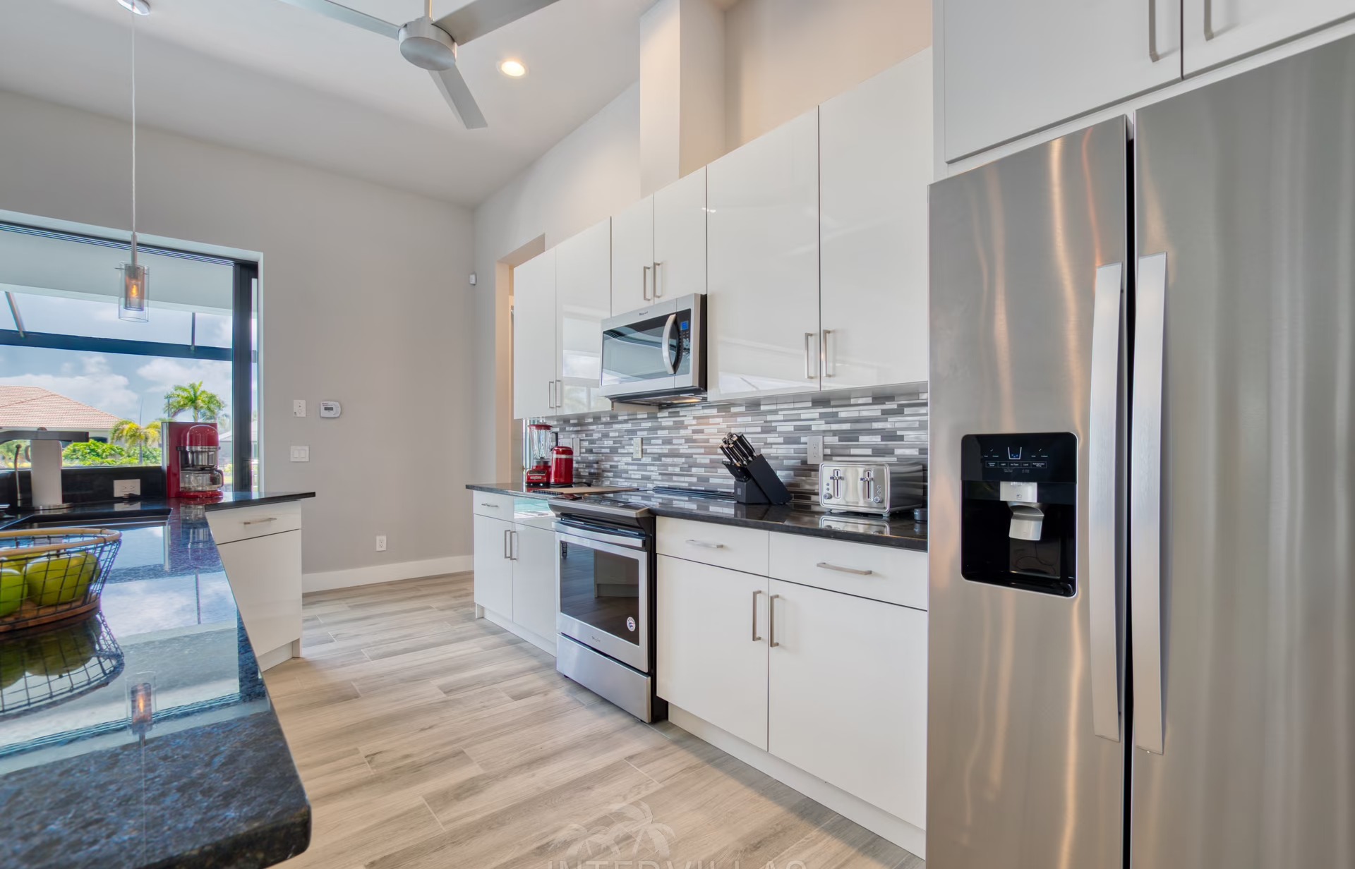 Infinity-Salzwasserpool mit Spa und Blick auf den Kanal.