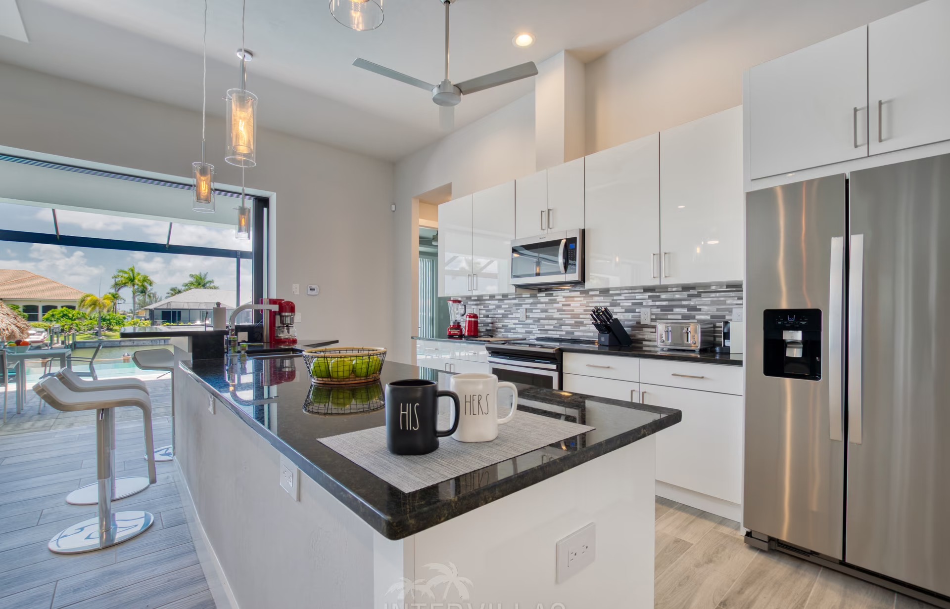 Infinity-Salzwasserpool mit Spa und Blick auf den Kanal.